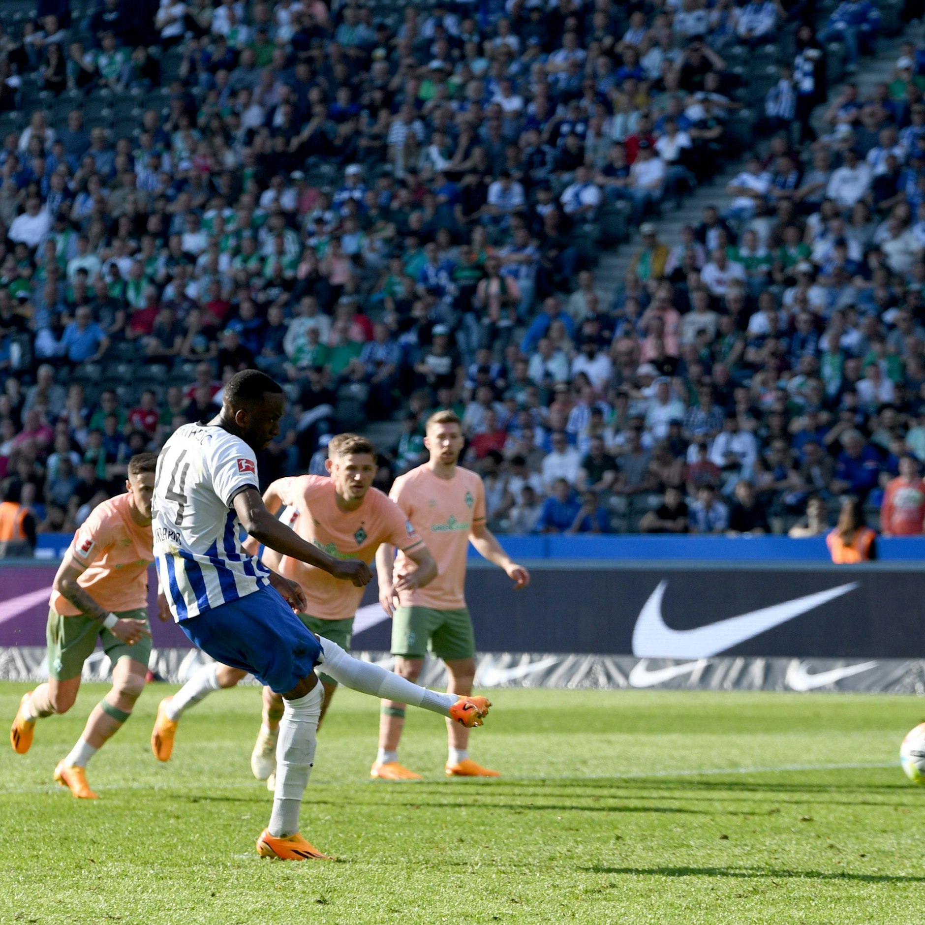 Dodi Lukebakio erzielt das 2:4 für Hertha BSC per Strafstoß im Spiel gegen Werder Bremen.