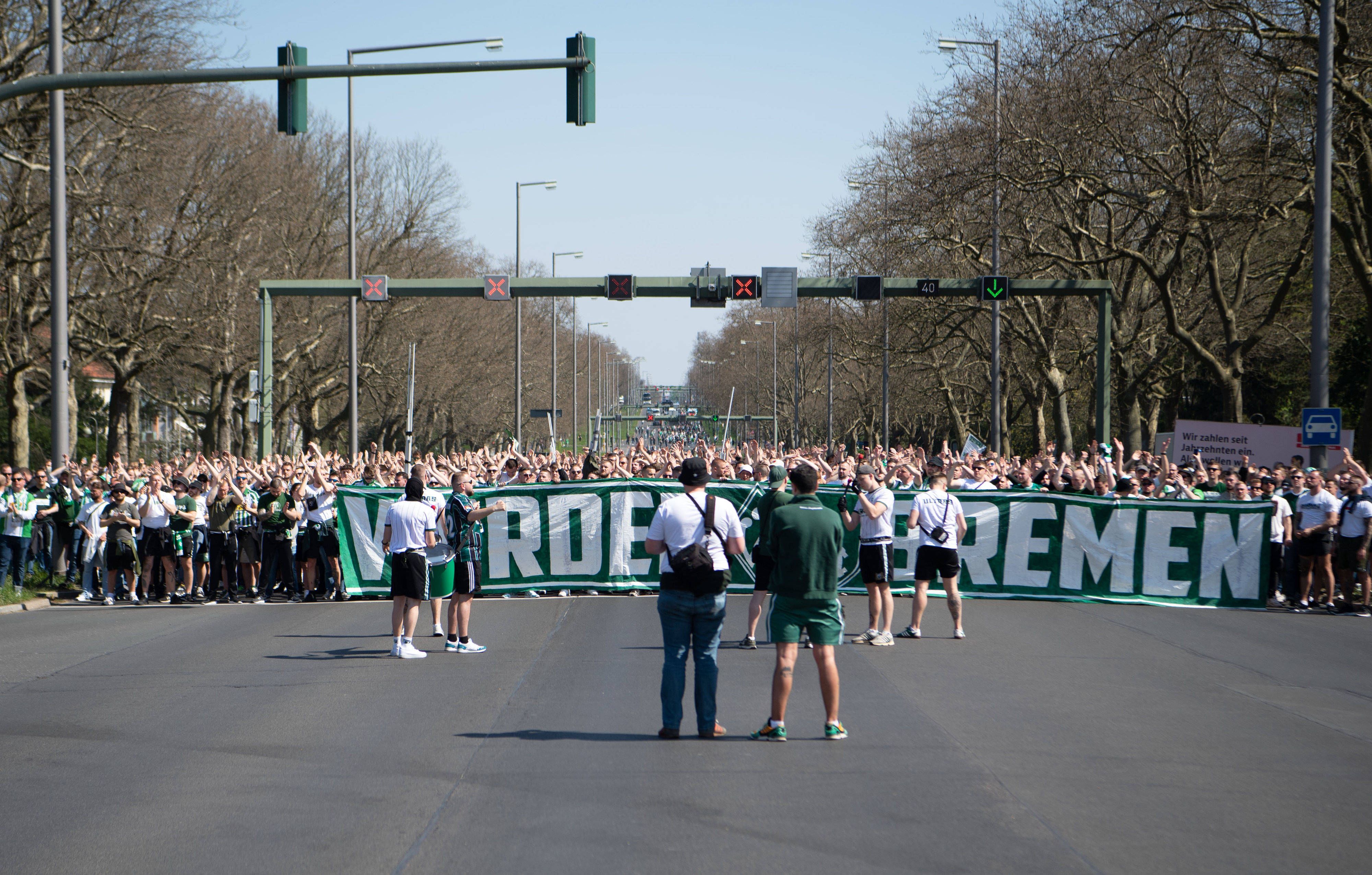 Masseninvasion in Grün-Weiß vorm Spiel von Hertha BSC und Werder Bremen