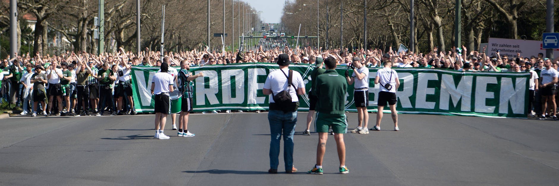 Die Fans des SV Werder Bremen zogen in Massen zum Olympiastadion.