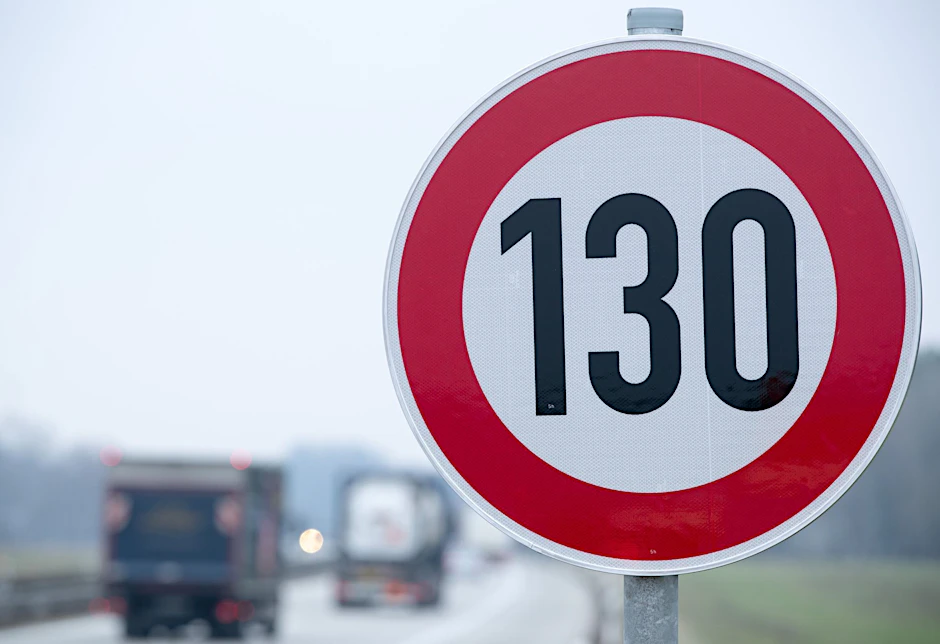ARCHIV - Durch ein Tempolimit würden Fahrerinnen und Fahrer Kraftstoff im Wert von 766 Millionen Euro pro Jahr sparen, sagte ein Experte.  