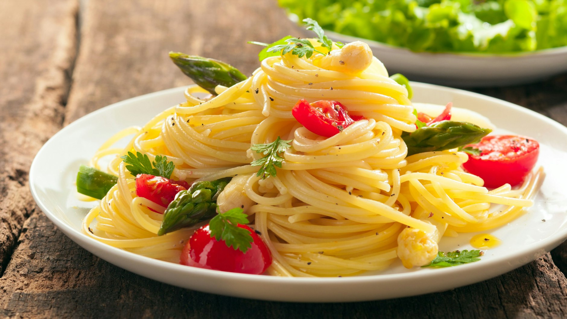 Nudeln, Spargel und Tomaten werden in diesem Rezept für Spargel zu einer köstlichen Pfanne.