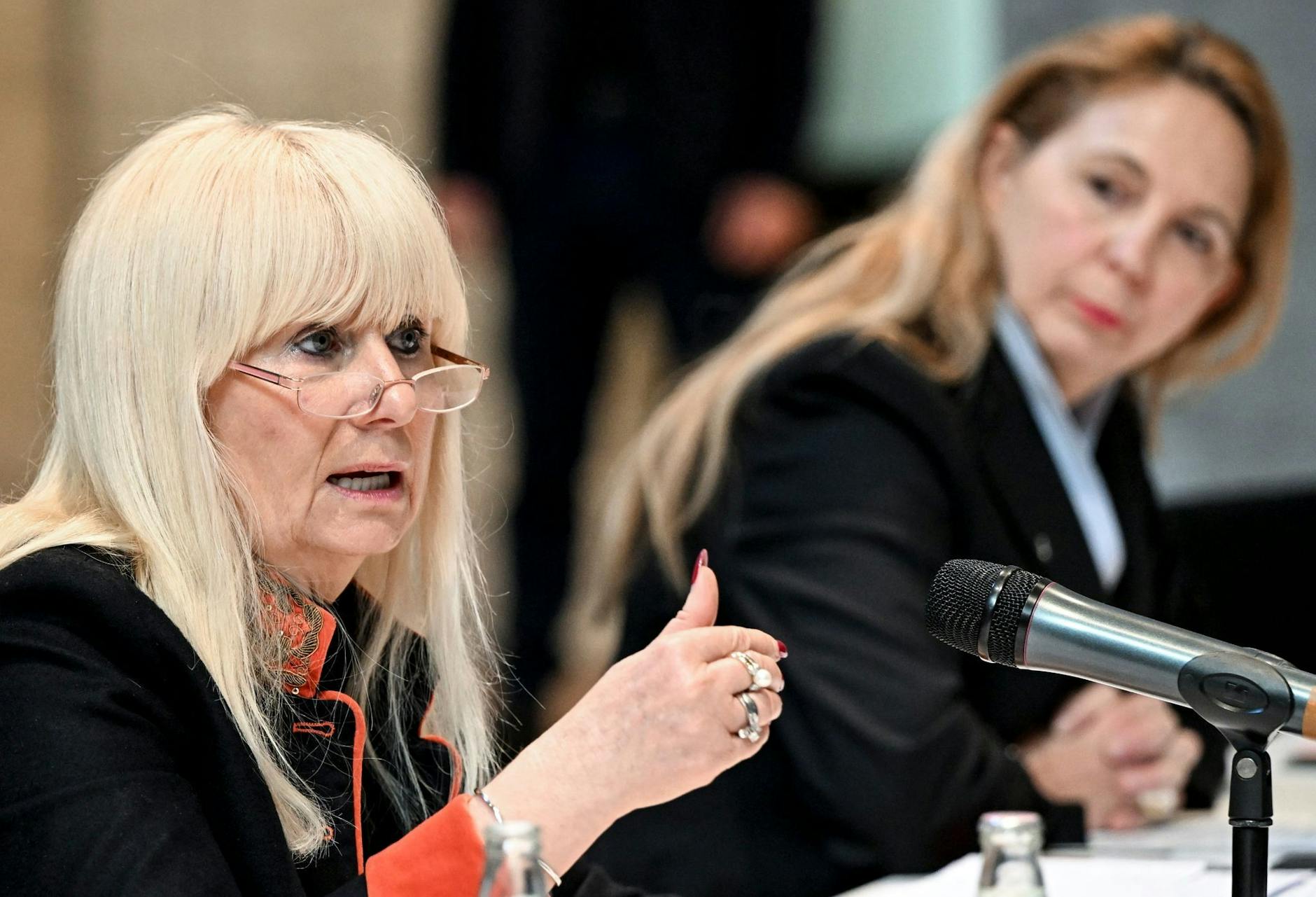 Innensenatorin von Berlin Iris Spranger (l, SPD) und Polizeipräsidentin Barbara Slowik auf einer Pressekonferenz zur Berliner Kriminalstatistik.