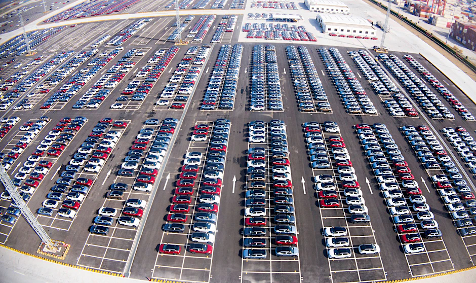 Elektrische Sportwagen der Marke Volkswagen auf einem Parkplatz in Suzhou in der Jiangsu Provinz in China