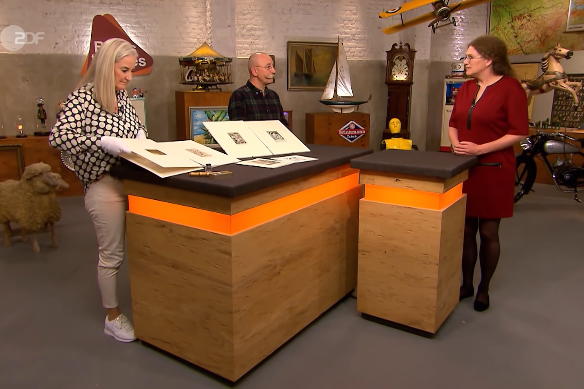 Kandidatin Yvonne Schabarum mit „Bares für Rares“-Expertin Friederike Werner und Moderator Horst Lichter bei der Expertise.