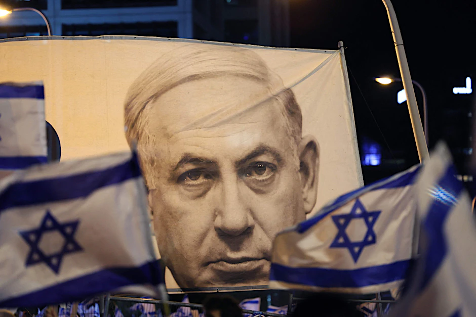 Banner mit Ministerpräsident Benjamin Netanyahu auf einer Demo in Tel Aviv. 