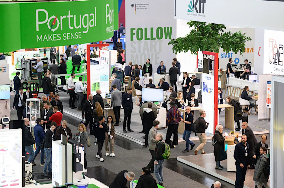 Zahlreiche Besucher laufen bei der Industriemesse Hannover Messe durch die Messehalle 2.  
