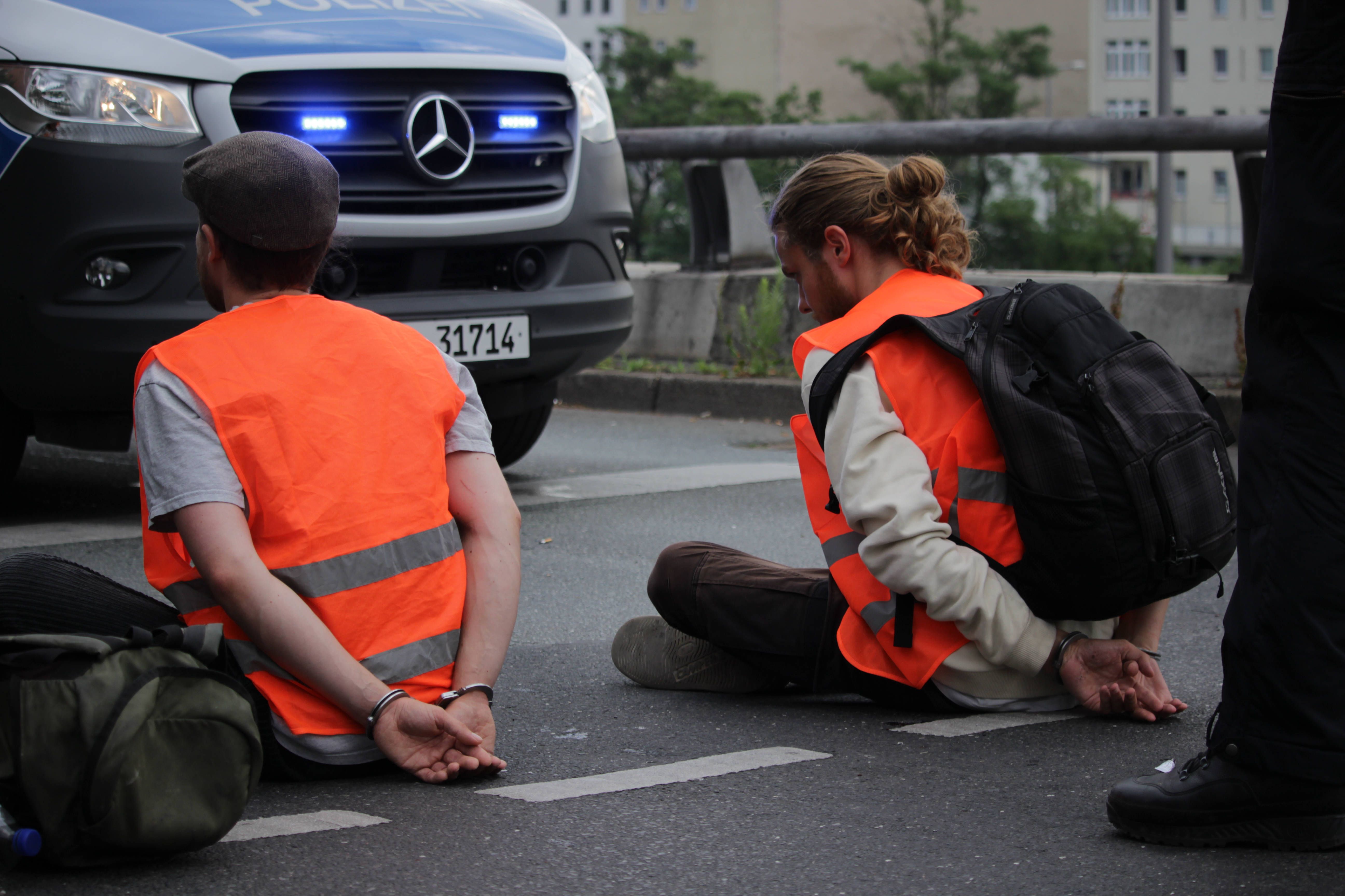 UPDATE: Schmerz-Video: Hat Polizist einem Klimakleber die Hand angebrochen?