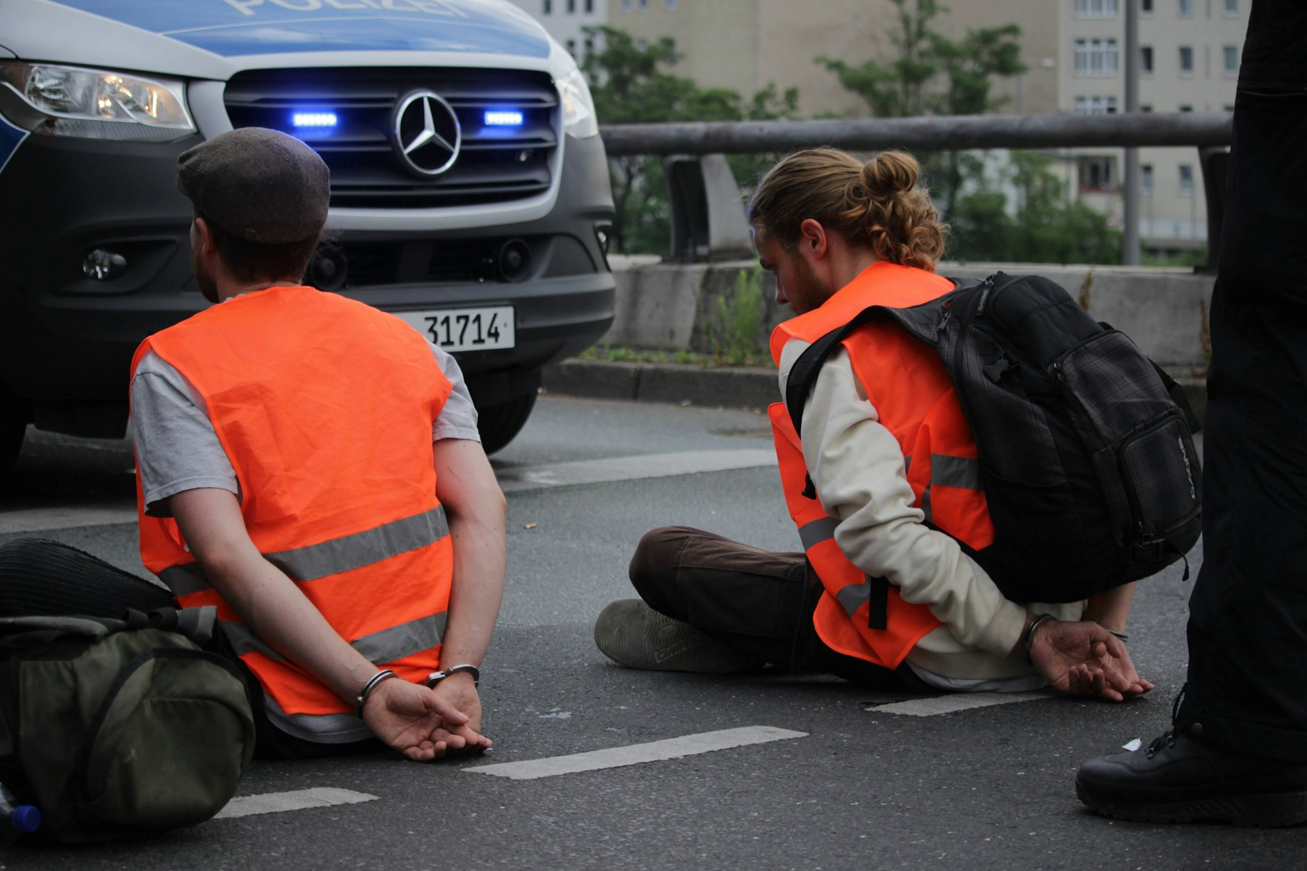 Klimakleber der Letzten Generation bei einem Protest.