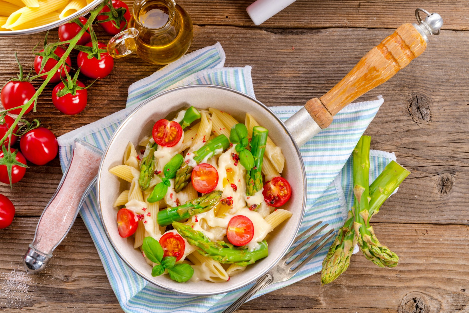 Das beste Rezept mit Spargel: Diese leckere Nudelpfanne mit grünem Spargel und Tomaten ist einfach lecker - und schnell gemacht.