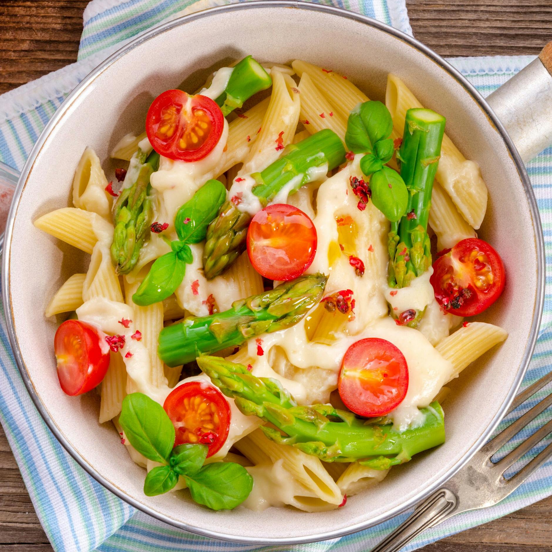 Geniales Rezept für Spargel: Nudelpfanne mit Tomaten und grünem Spargel