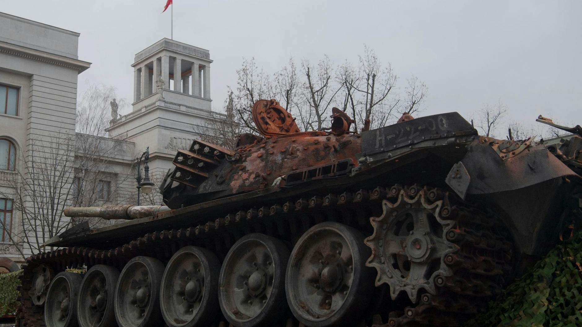 Russisches Panzerwrack einer Protestaktion vor der Russischen Botschaft in Berlin: Russische Diplomaten wurden aus Deutschland ausgewiesen.