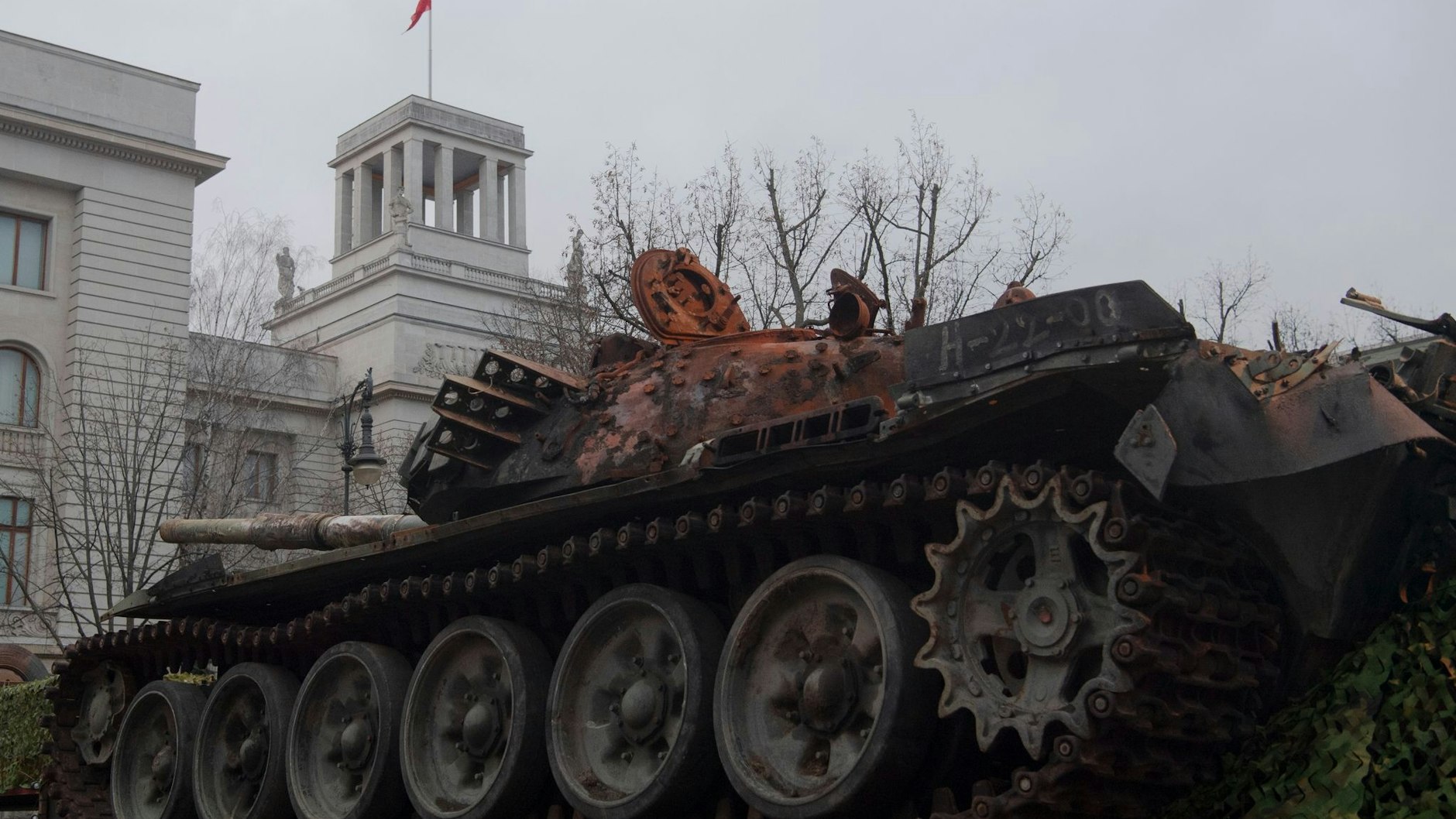Russisches Panzerwrack einer Protestaktion vor der Russischen Botschaft in Berlin: Russische Diplomaten wurden aus Deutschland ausgewiesen.