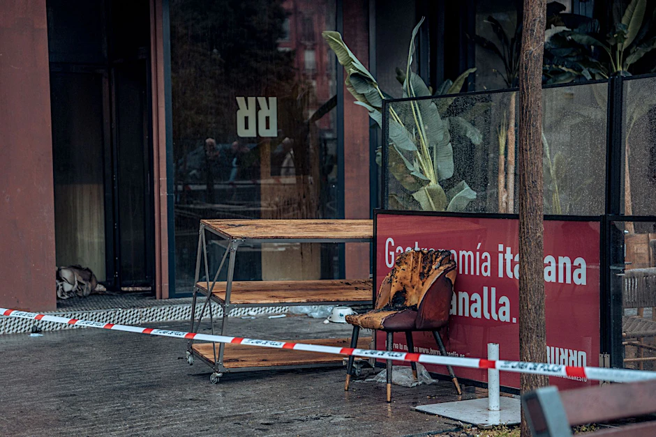 Madrid: Im Restaurant „Burro Canaglia Bar & Resto“ auf der Plaza de Manuel Becerra kam es zu einem verheerenden Feuer. Davor stehen verbrannte Möbel.&nbsp;