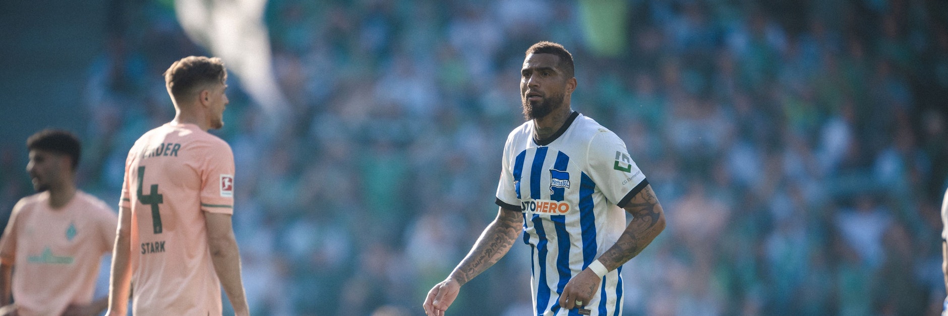 Kevin-Prince Boateng verlässt tief gefrustet das Feld nach dem 2:4 von Hertha BSC gegen den SV Werder Bremen.