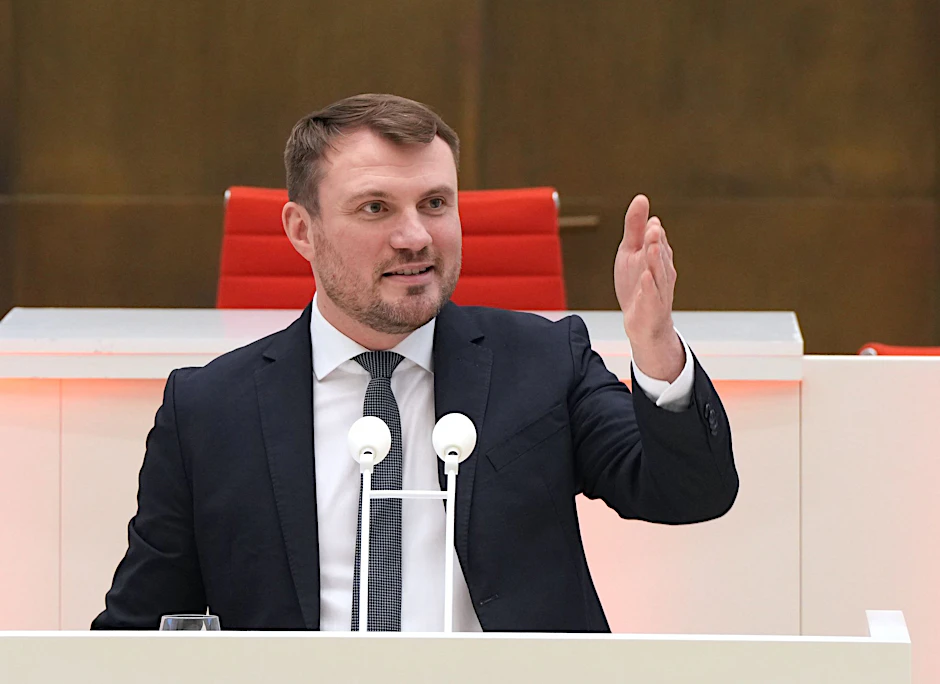 ARCHIV - Nach dem Rücktritt von Bildungsministerin Ernst setzt Fraktionschef Daniel Keller im Lehrerstellen-Konflikt auf Dialog.  