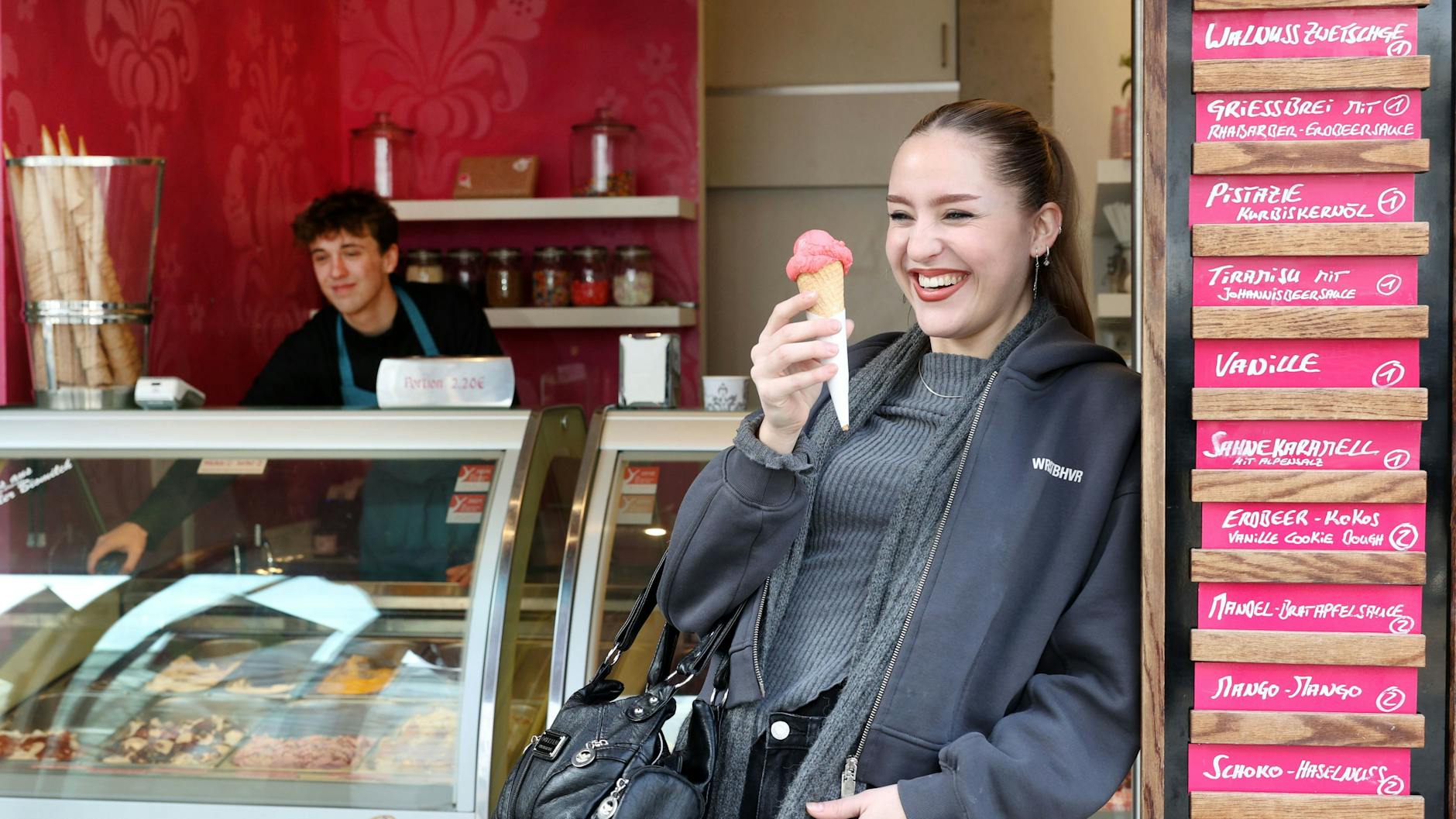 Die Ice Cream Week beginnt, mit dabei ist auch die Eisdiele Süße Sünde am Rosenthaler Platz. Hier gibt es ein Sorbet aus Hibiskus und Limette. Lucille Kronjäger ist begeistert, hinter dem Tresen arbeitet Vincent Iribarren.