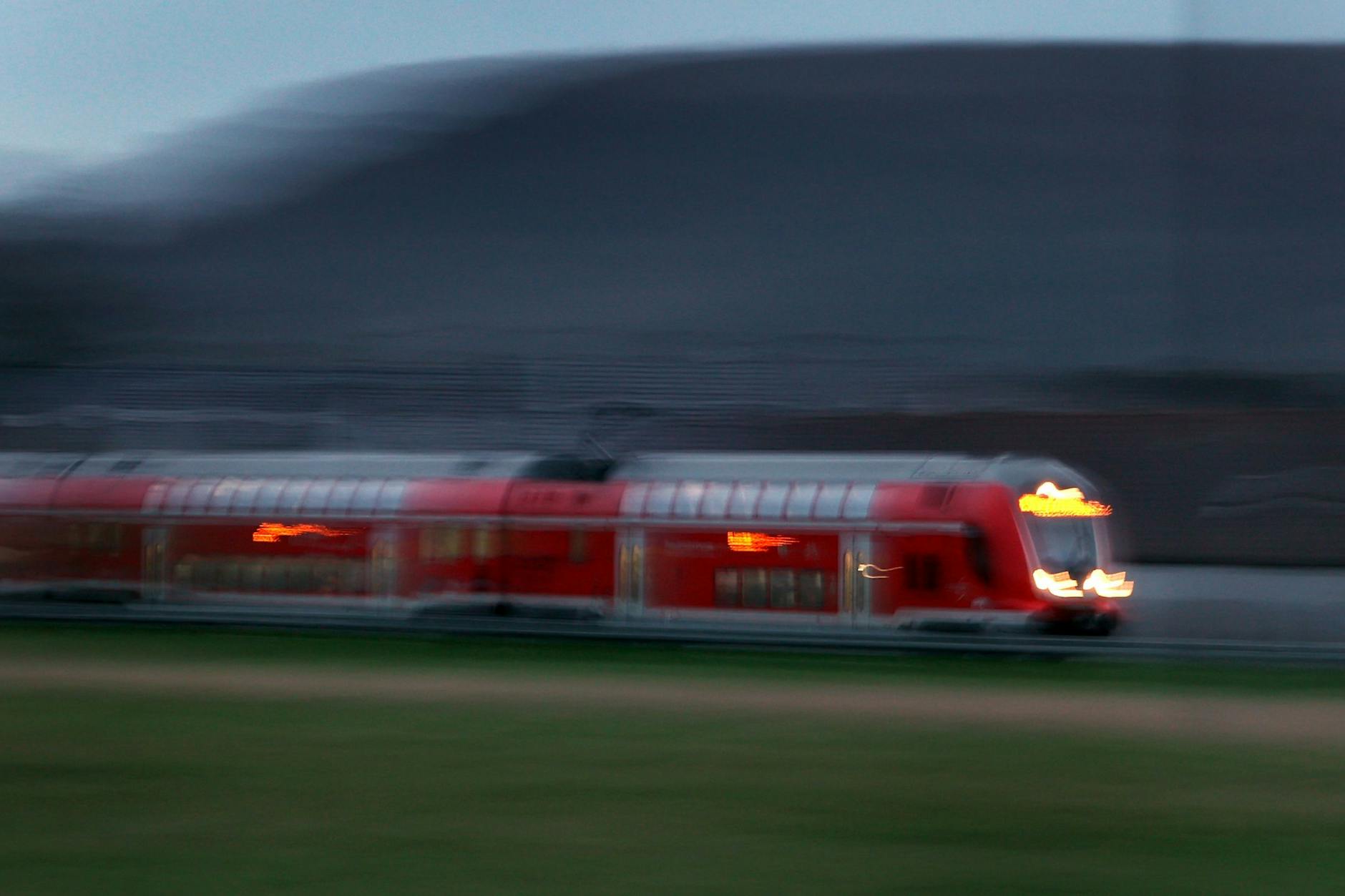 Ein Regionalzug hat in der Nähe von Hannover am Sonntagmorgen ein Auto erfasst. 