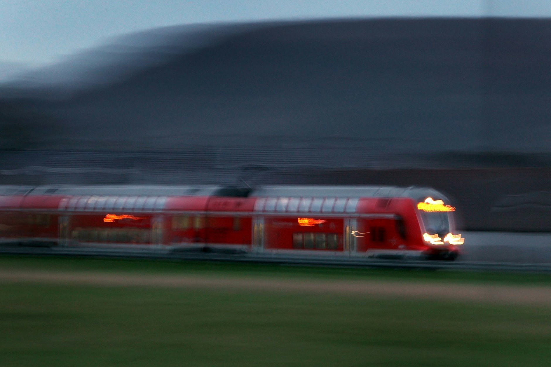 Ein Regionalzug hat in der Nähe von Hannover am Sonntagmorgen ein Auto erfasst.&nbsp;