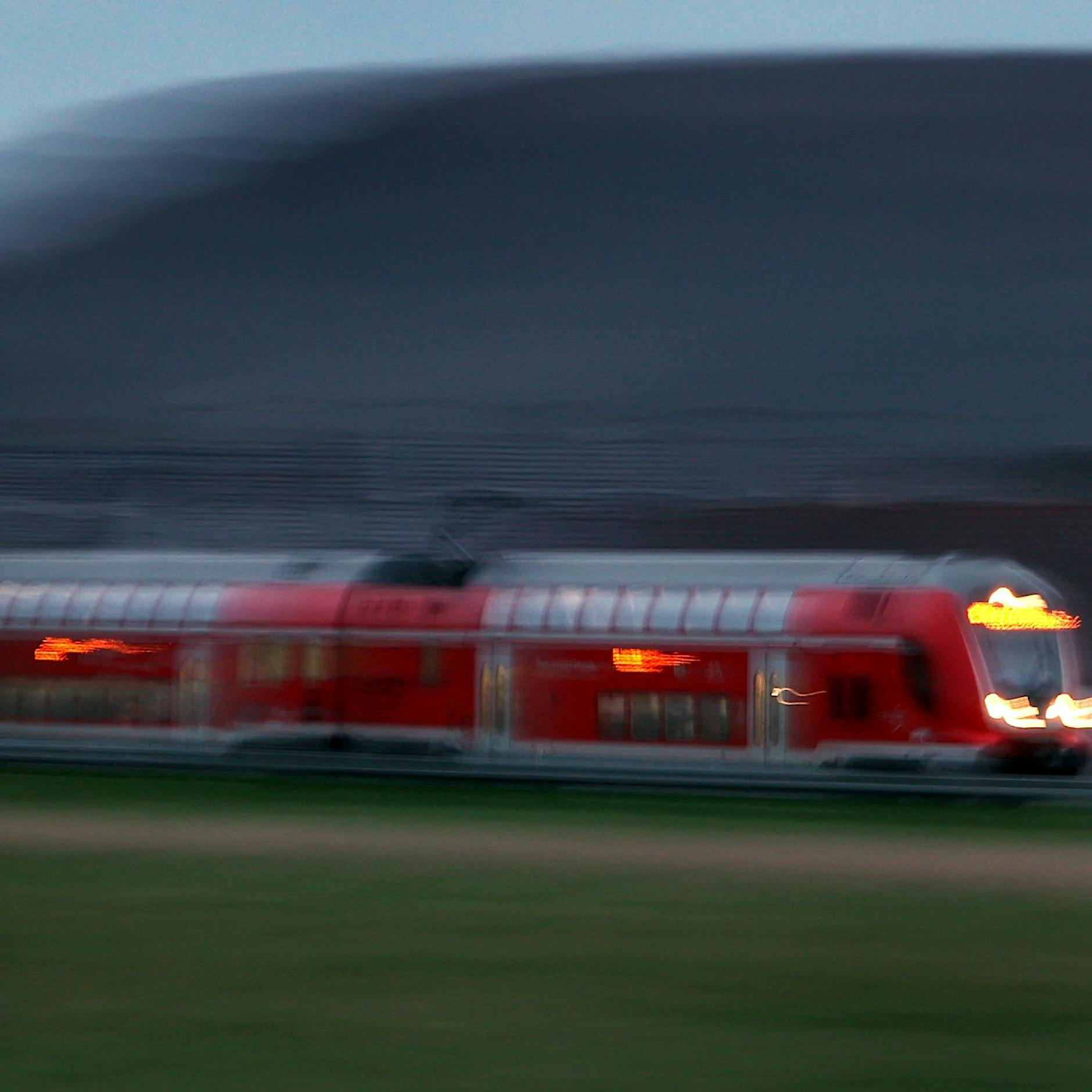 Drei Tote bei Unfall mit Zug und Auto nahe Hannover