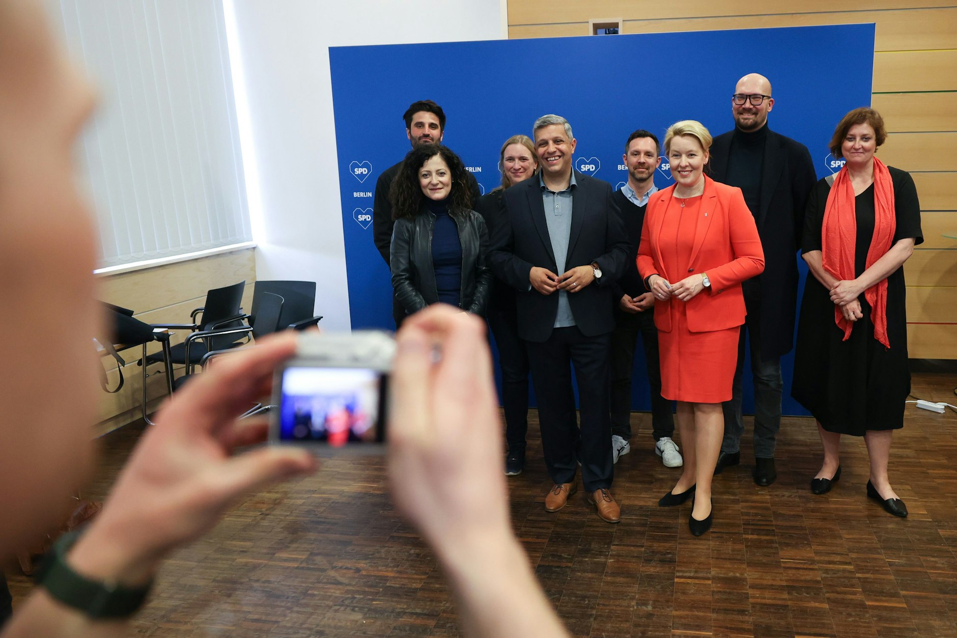 Franziska Giffey (3.v.r., SPD), Regierende Bürgermeisterin, und Raed Saleh (4.v.l., SPD), Fraktionsvorsitzender, und weitere Vorstandsmitglieder lassen sich nach einer Pressekonferenz fotografieren.