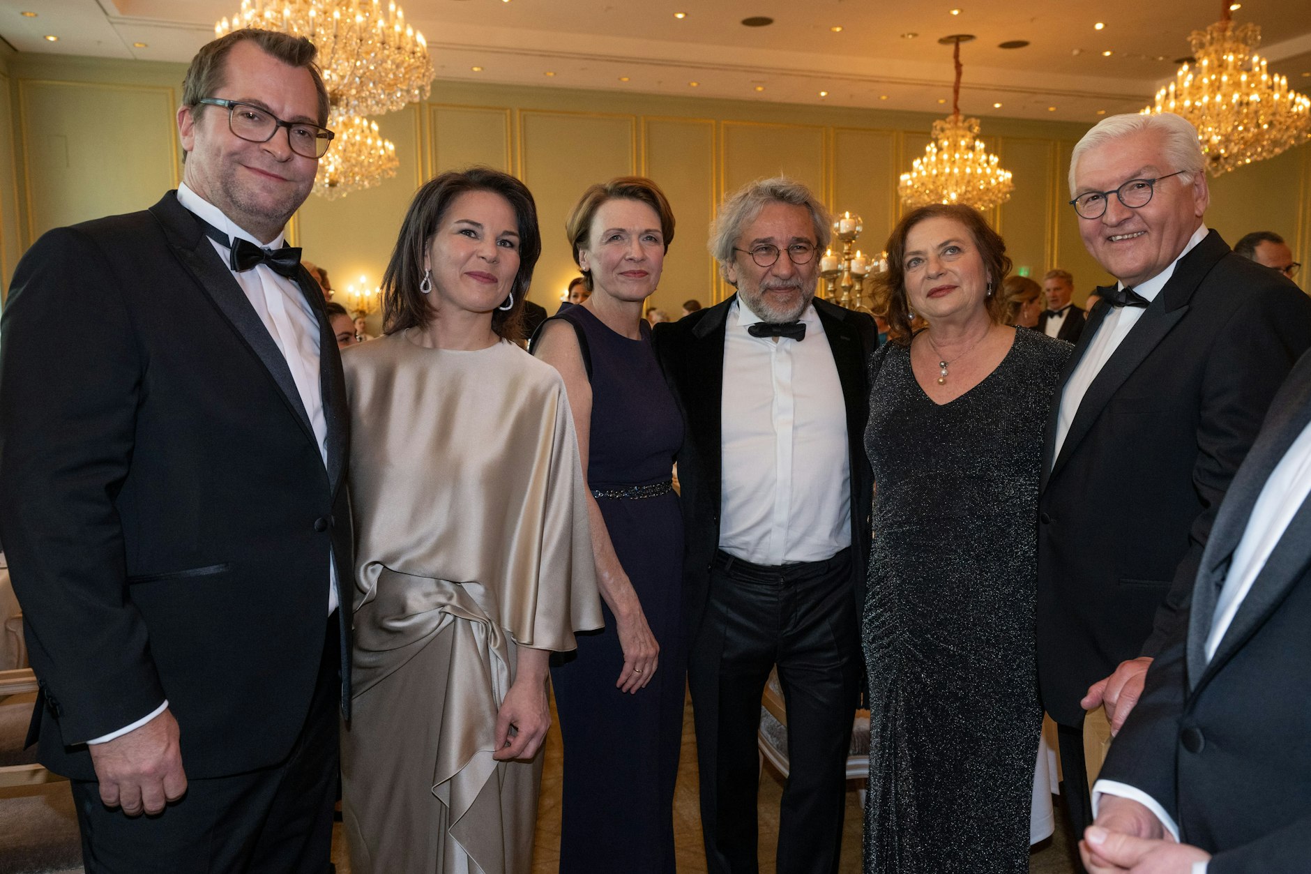 Unter dem Motto „Für die Pressefreiheit“ feierten auch Bundespräsident Frank-Walter Steinmeier (r.), Außenministerin Annalena Baerbock (2.v.l.), Journalist Can Dündar (3.v.r), First Lady Elke Büdenbender (4.v.r), Baerbock-Gatte Daniel Holefleisch (l.) und Dilek Dündar (2.v.r.).