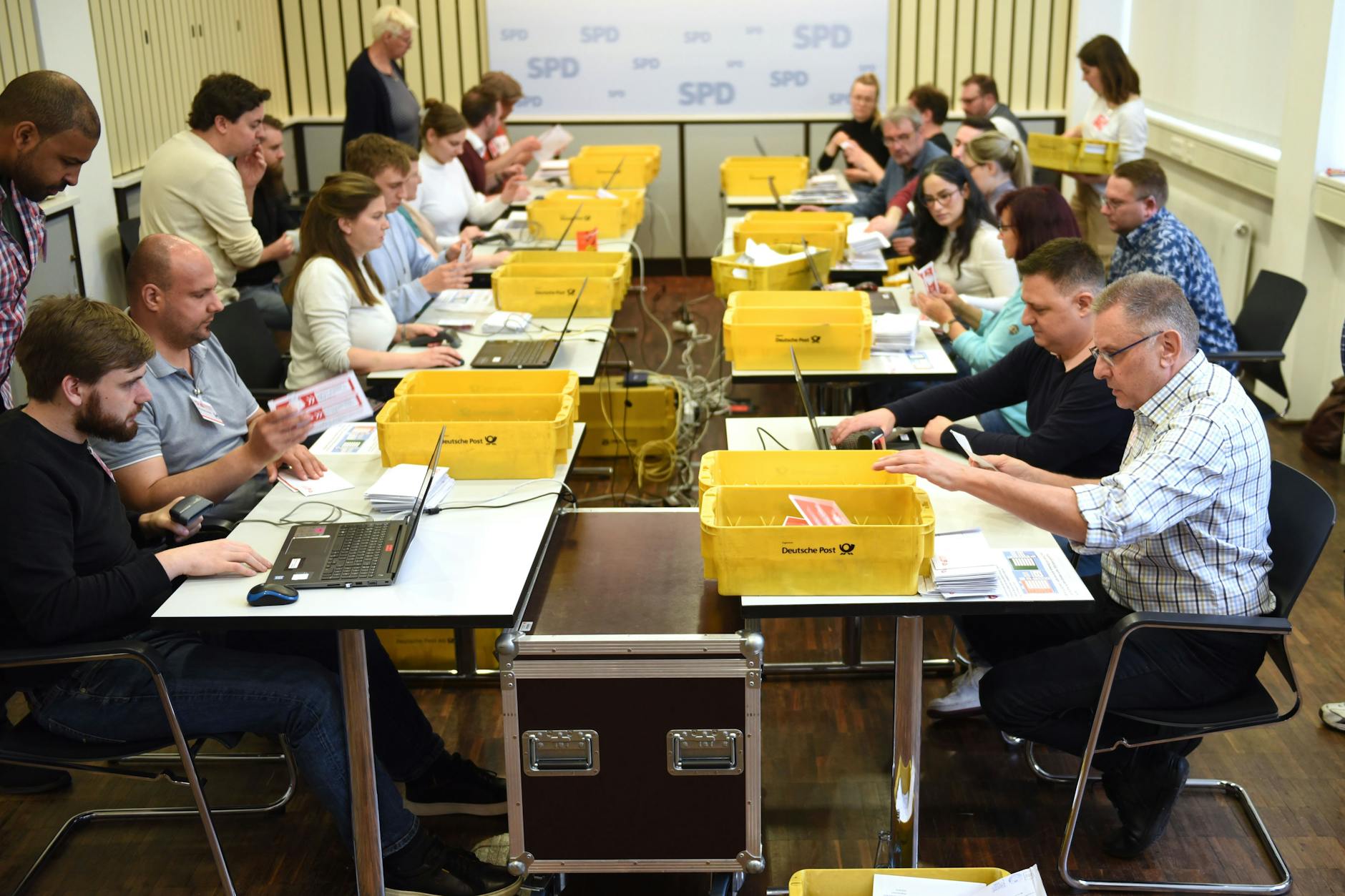 Auszählung der Stimmen bei der SPD-Mitgliederbefragung über die geplante Koalition mit der CDU