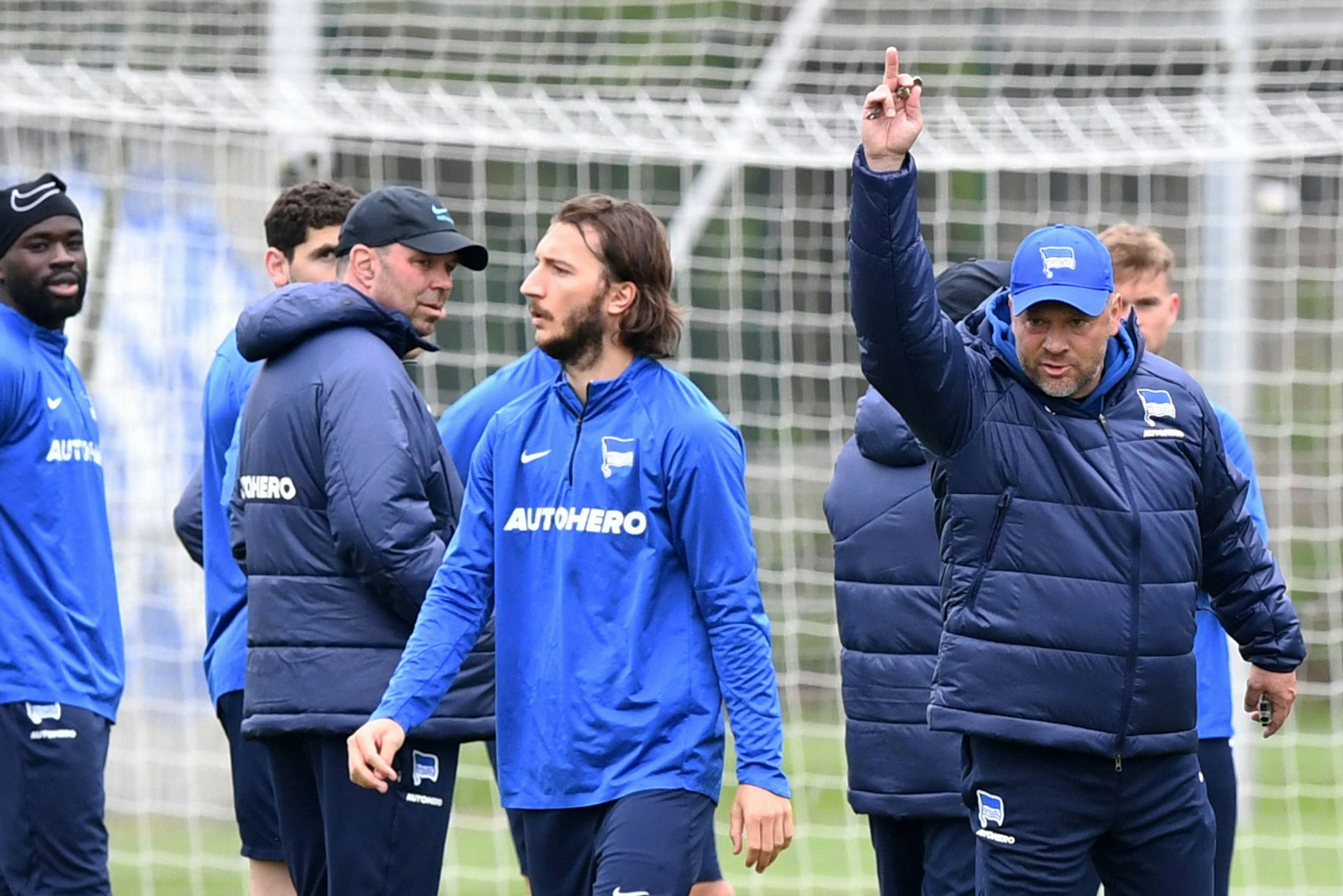 Herthas Trainer Pal Dardai wirft am Sonntagmorgen nach der Niederlage gegen Bremen Ivan Sunjic vom Trainingsplatz. 