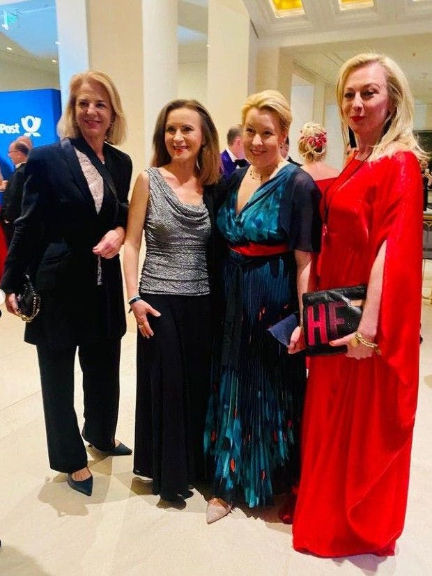 Nachher noch zum Pilates: Sigrid Nikutta im ärmellosen Lurex-Top neben Franziska Giffey, die sich irgendwie in der Tageszeit vertan hat.