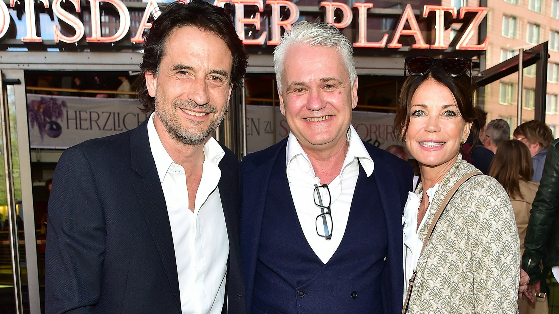 Die Schauspieler Oliver Mommsen und Gerit Kling begrüßen zur Premiere in Berlin Komödien-Intendant&nbsp;Martin Woelffer (Mitte).