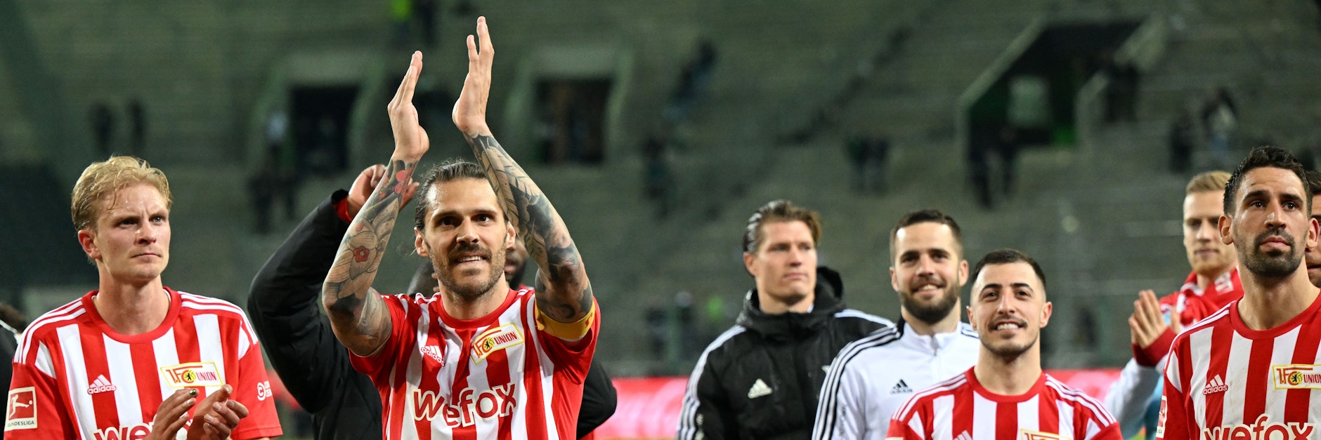 So sehen Sieger aus: Die Spieler des 1. FC Union feiern ihren 1:0-Auswärtssieg in Mönchengladbach, der sie wieder ein Stück näher zur Königsklasse bringt. 