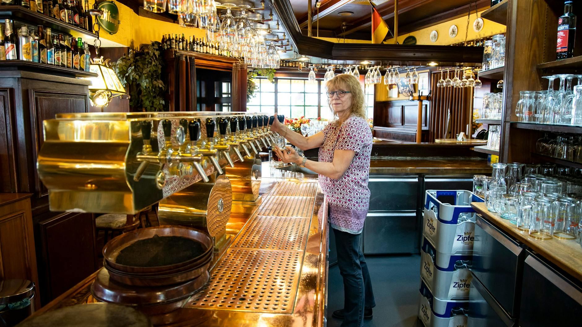 Gastgeberin Dagmar Dagustany in der Kneipe Mommsen-Eck 