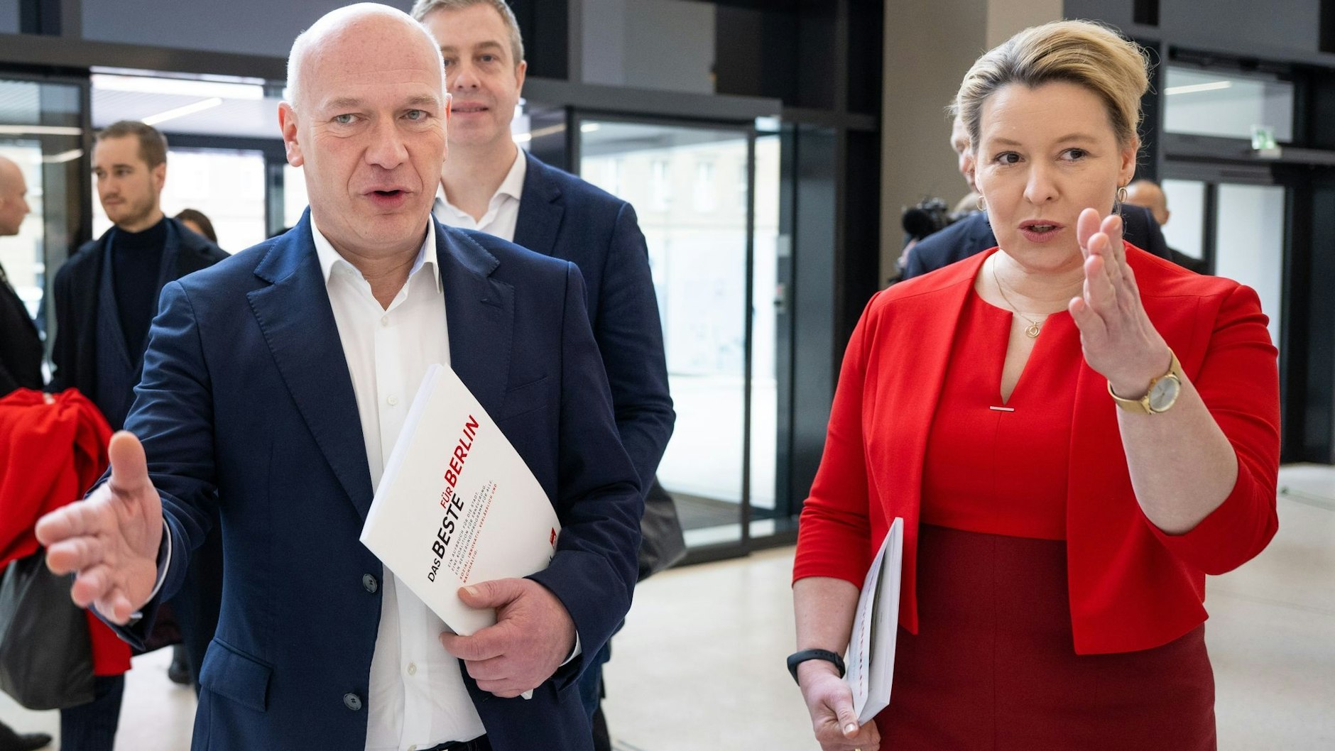 Mit Segen der Genossen werden Noch-Regierende Bürgermeisterin Franziska Giffey (r.) und CDU-Chef Kai Wegner ein Regierungspaar.&nbsp;