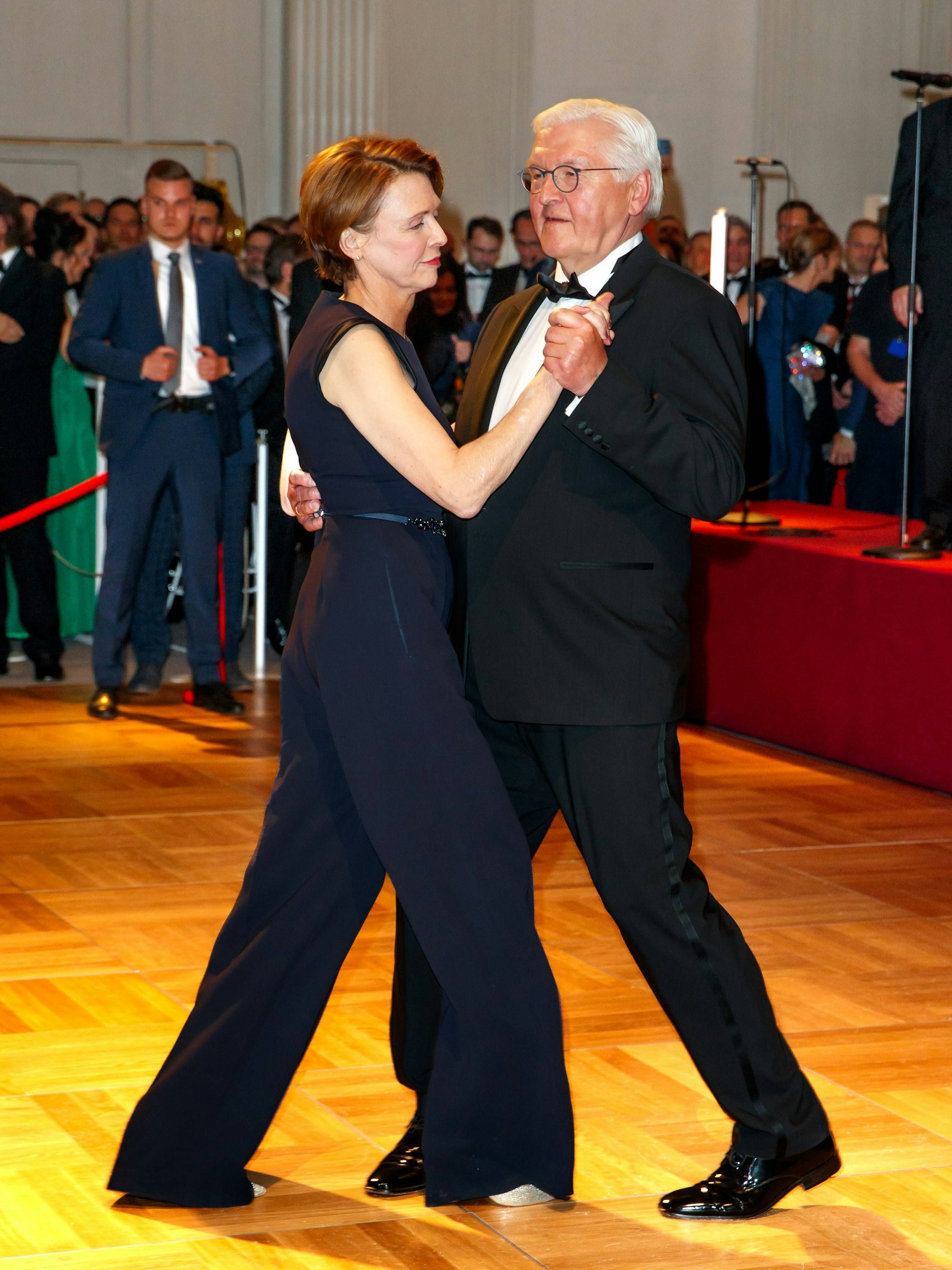 Hält jedem Walzer stand: der Einteiler von Elke Büdenbender.