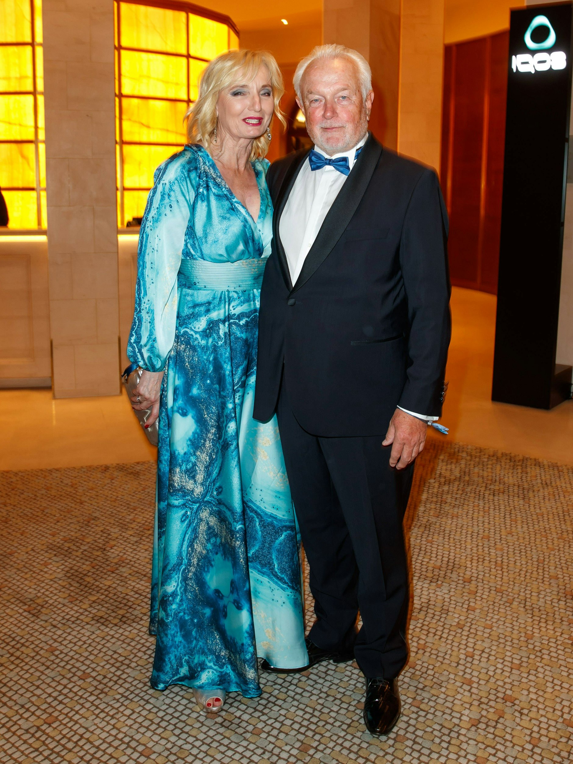 Eine osteuropäische Jugendherberge vermisst einen Duschvorhang: Annette Marberth-Kubicki und Ehemann Wolfgang Kubicki.