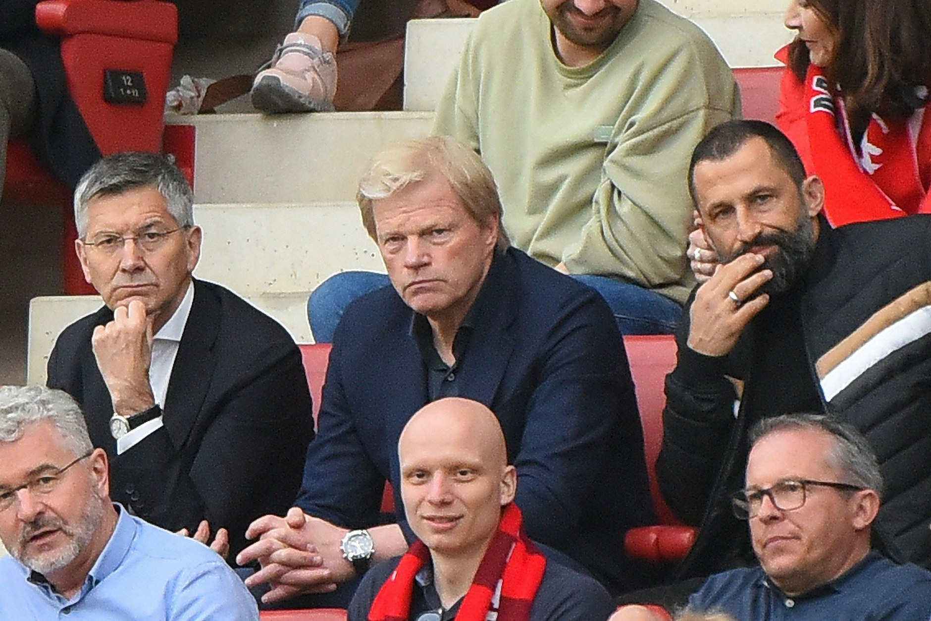 Präsident Herbert Hainer, Vorstandsboss Oliver Kahn und Sportdirektor Hasan Salihamidzic (o.v.l.) sehen gar nicht glücklich aus.