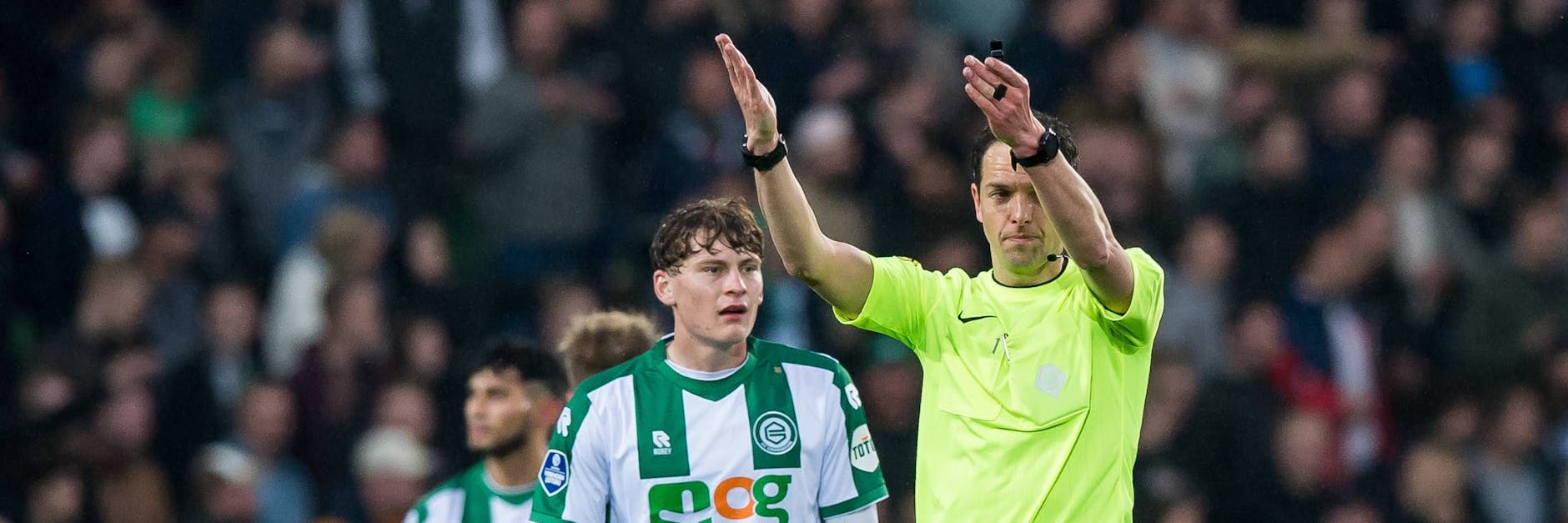 Ab in die Kabine! Feierabend! Schiedsrichter Richard Marten bricht die Partie zwischen dem FC Groningen und NEC Nijmegen nach einem Bierbecherwurf auf einen seiner Assistenten ab.