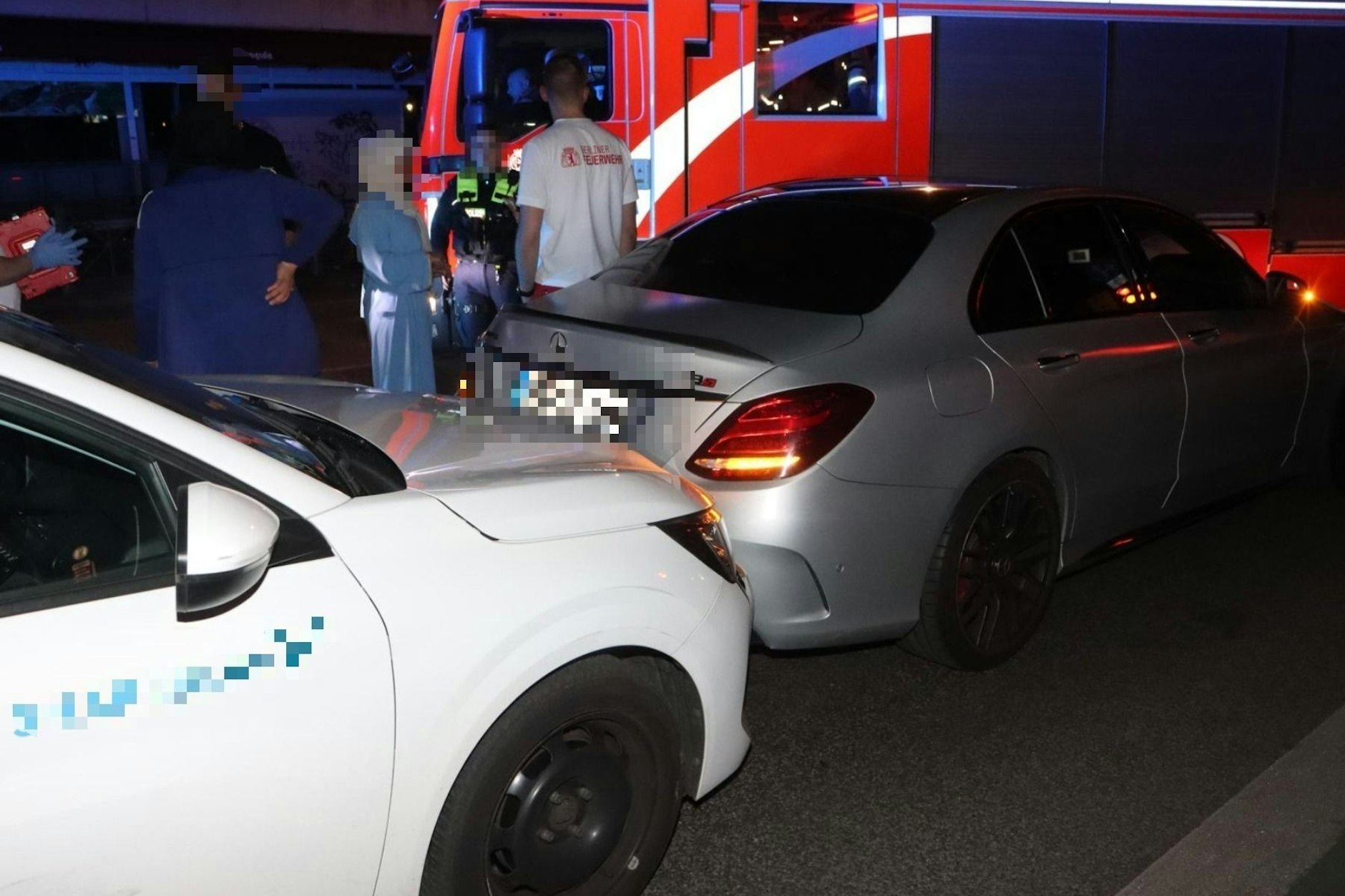 Auf der Neuköllner Karl-Marx-Straße hat sich in der Nacht zu Sonntag ein schwerer Auffahrunfall ereignet.