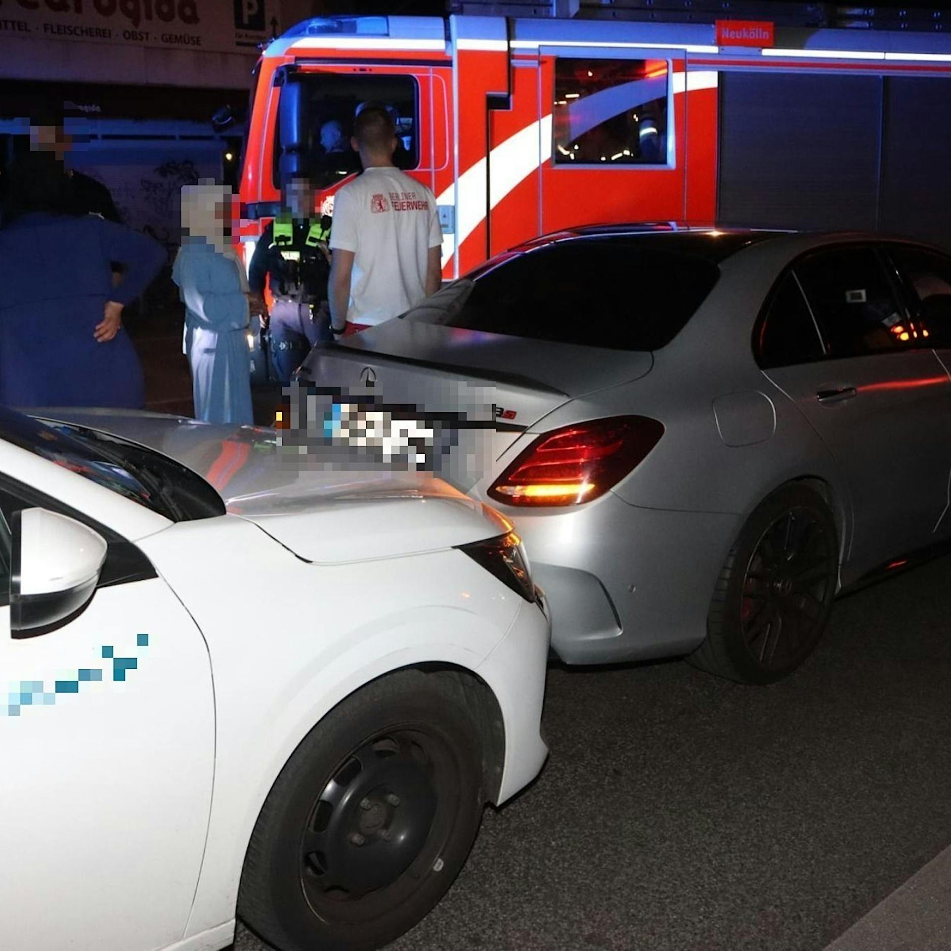 Betrunkener Carsharing-Fahrer kracht in Neukölln in Mercedes: Kinder verletzt