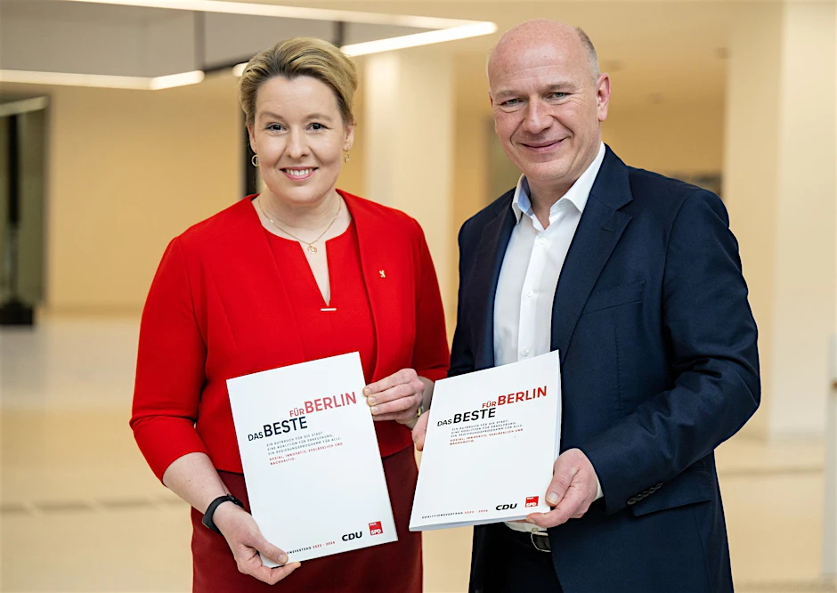 Die SPD hat dem Koalitionsvertrag zugestimmt. Franziska Giffey und bald Regierender Bürgermeister Kai Wegner bei der Vorstellung des Vertrags vor 20 Tagen.