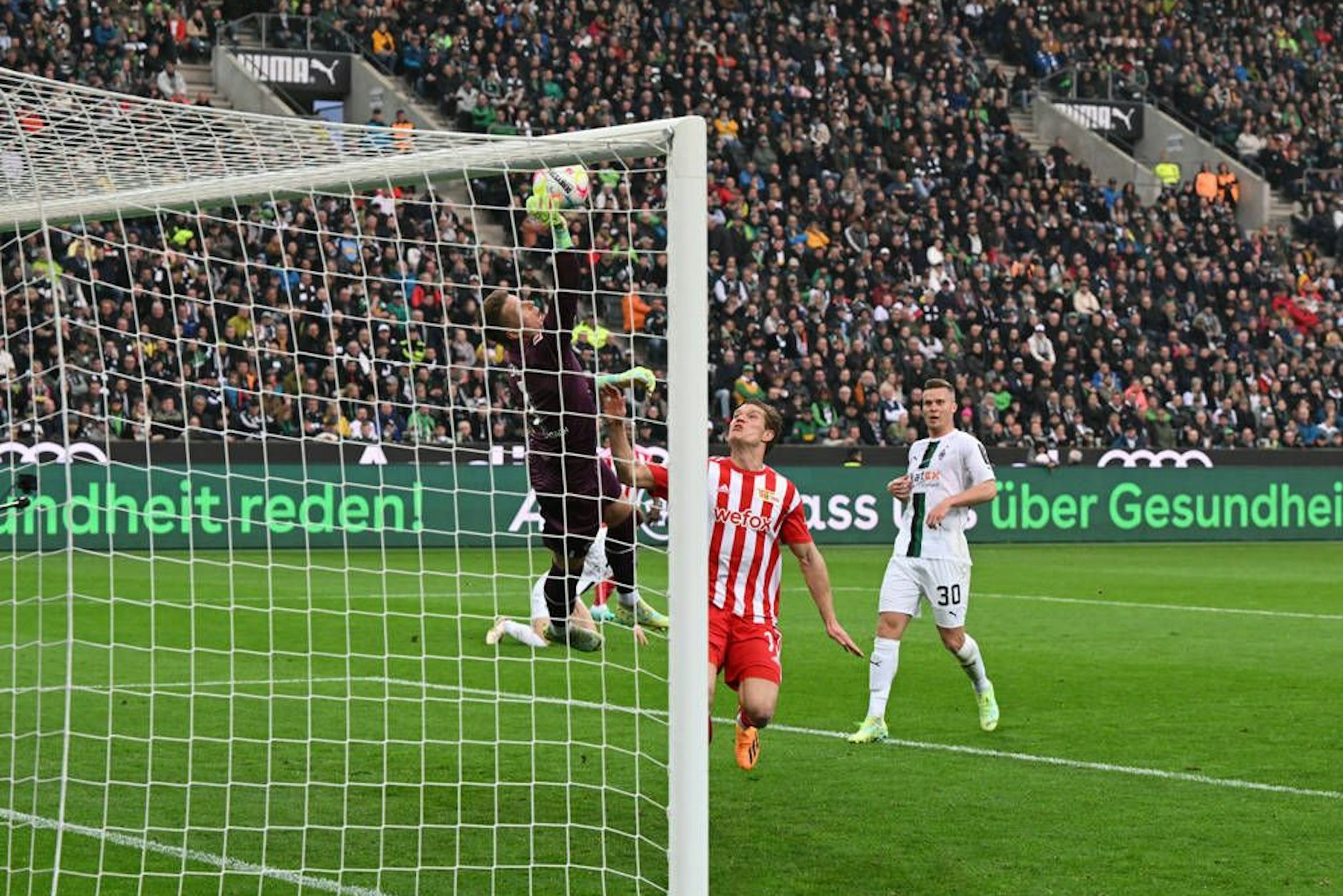 Gladbachs Jonas Omlin entschärft einen Schuss von Sheraldo Becker.