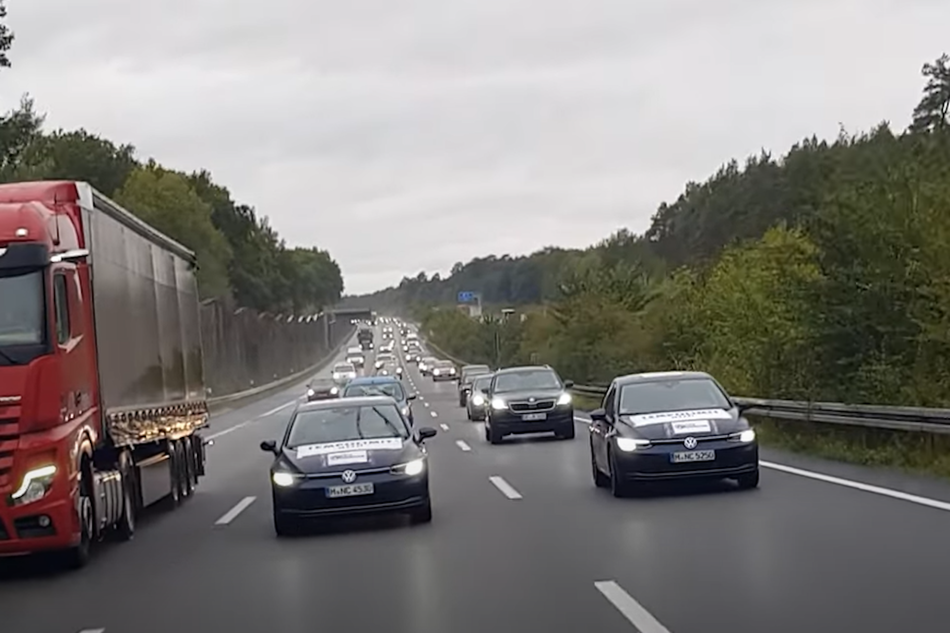 Mit diesen geliehenen Fahrzeugen bremsten Klima-Aktivisten schon vor Wochen den Verkehr auf der A2 aus.