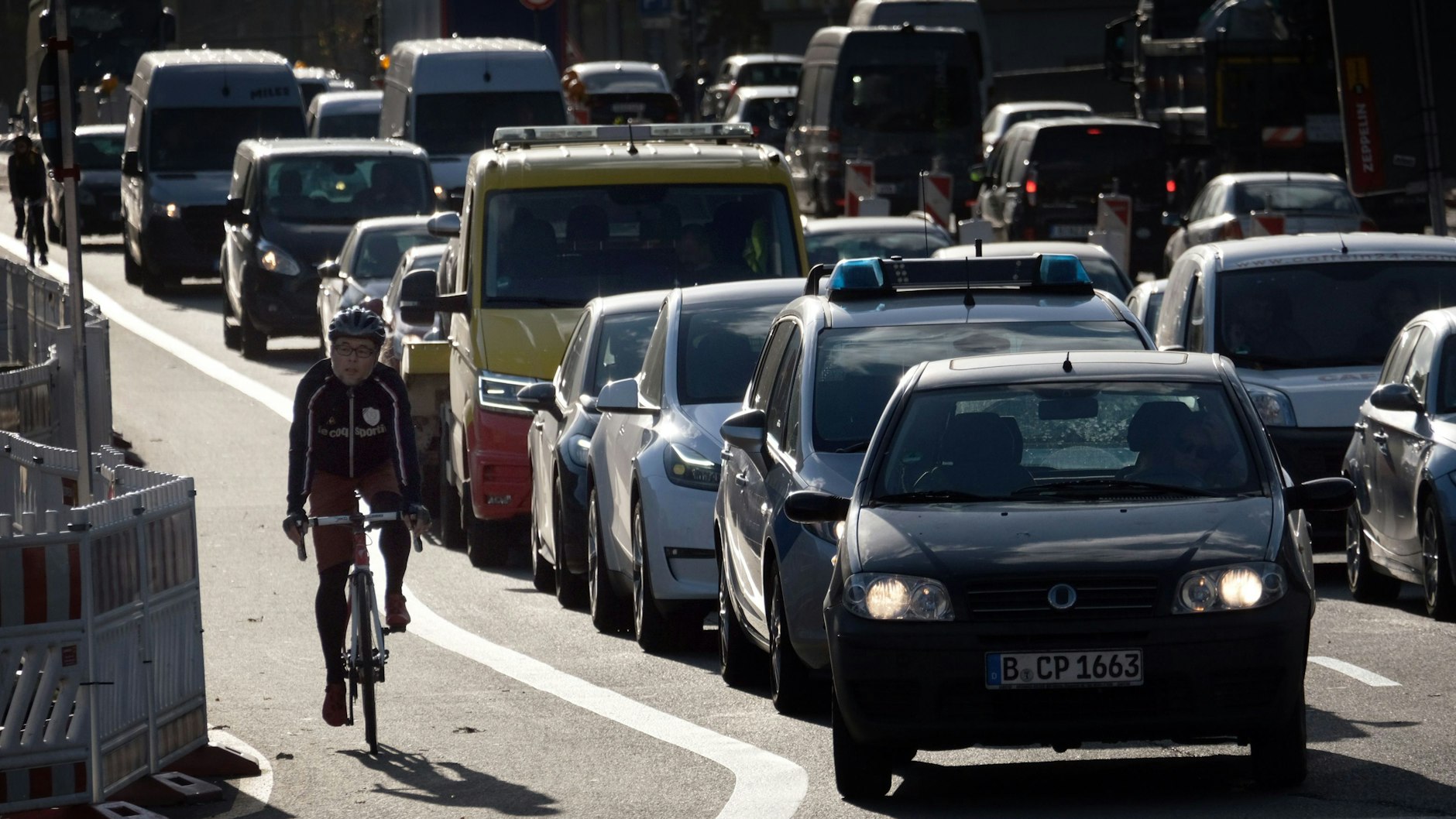 Aufgrund von Veranstaltungen und Demo-Aktionen wird der Verkehr am Sonntag mancherorts zäh – es muss mit Einschränkungen gerechnet werden.
