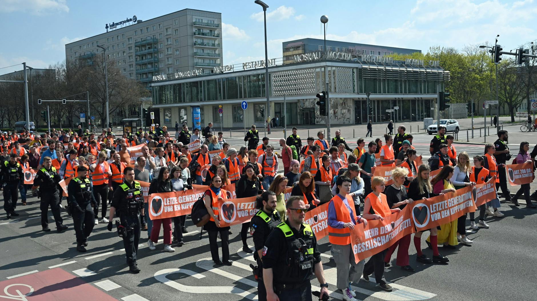 Die Gruppe „Letzte Generation“ protestiert mit einer Demonstration auf der Karl-Marx-Allee in Berlin-Friedrichshain. Mit solchen Schleichmärschen wollen die Klima-Kleber auch in den kommenden Tagen den Verkehr auf den Hauptstraßen ausbremsen.