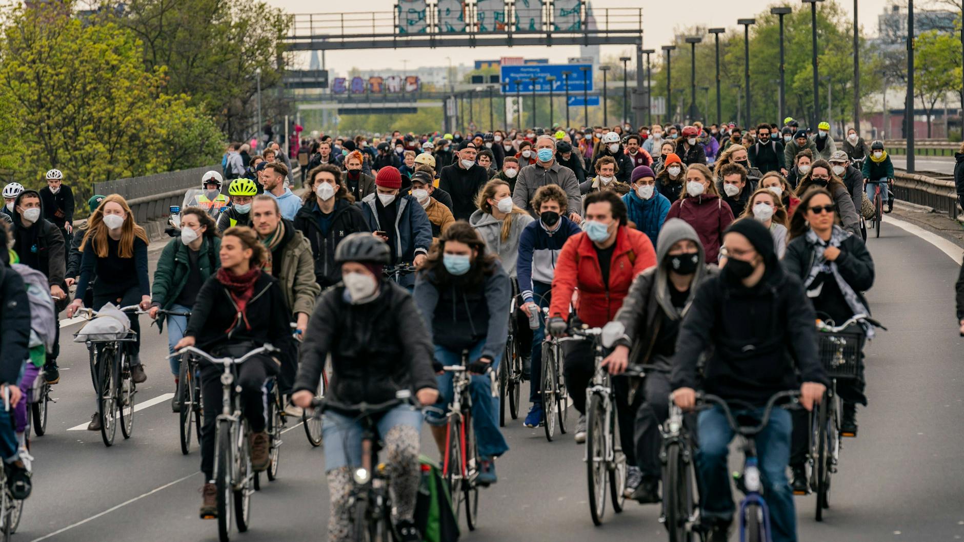 Sorgen für Beeinträchtigungen beim Verkehr in Berlin: Mehrere Fahrradkorsos bewegen sich am Sonntag quer durch die Stadt.