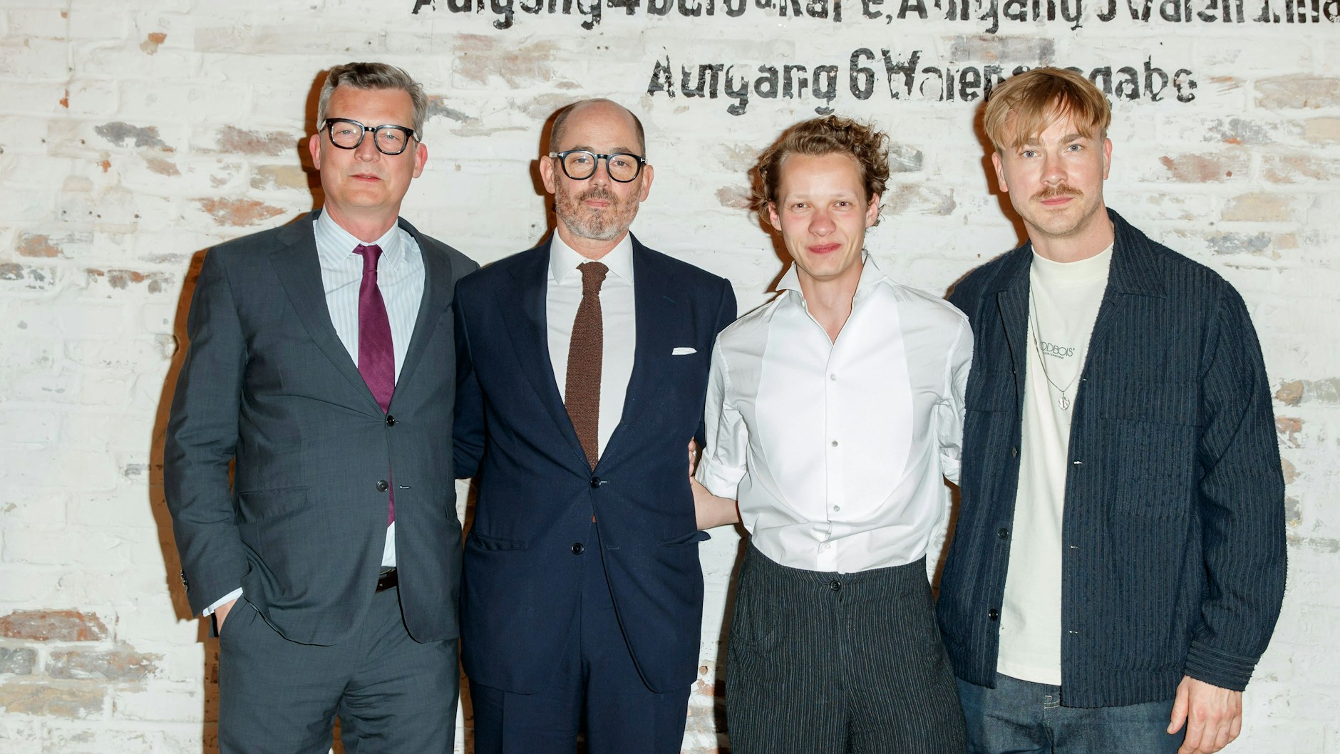 Gruppenbild mit den Herren von „Im Westen nichts Neues“: Malte Grunert, Edward Berger, Felix Kammerer und Albrecht Schuch (v. l.) beim Nominiertenabend des Deutschen Filmpreises in Berlin. 