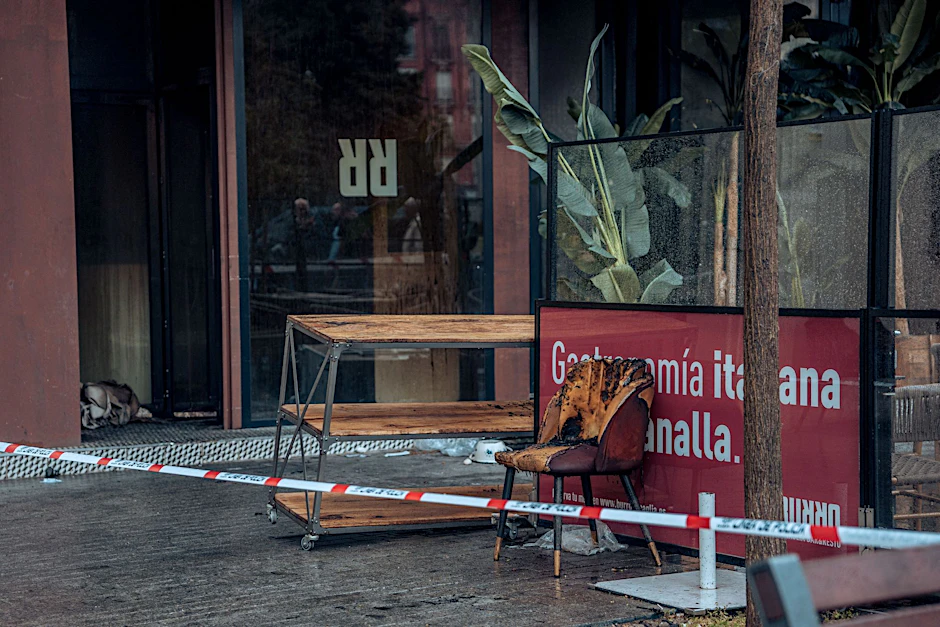 Vom Brand zerstörtes Mobiliar vor dem Restaurant «Burro Canaglia» in Madrid.  