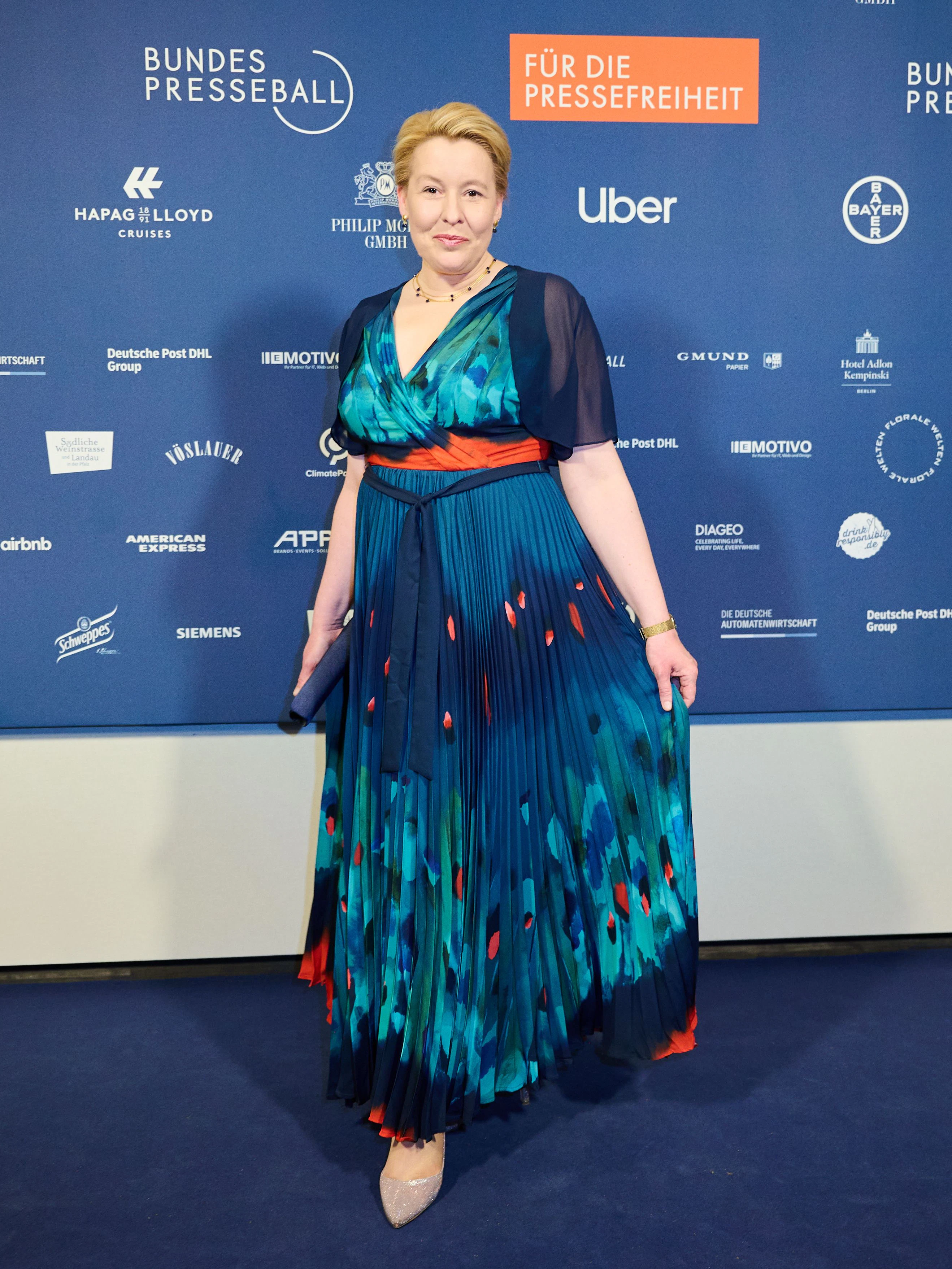 Irgendwas zwischen Gartenparty und Abiball: Franziska Giffey wollte es allen recht machen in ihrem Kleid.&nbsp;