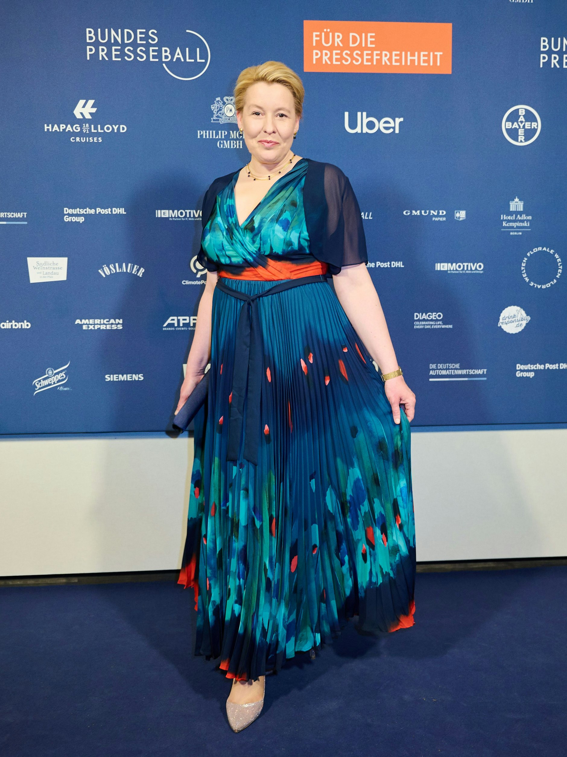 Irgendwas zwischen Gartenparty und Abiball: Franziska Giffey wollte es allen recht machen in ihrem Kleid. 