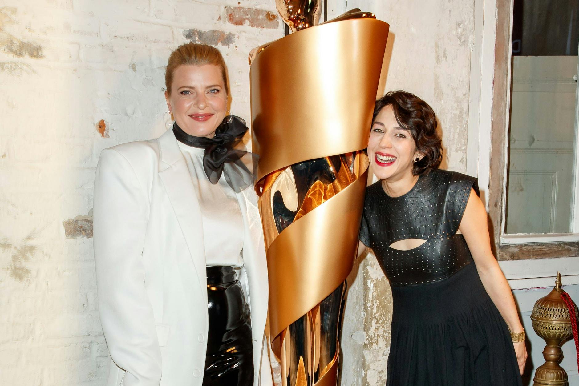 Kuscheln mit der Lola: Die Nominierten Jördis Triebel (l.) und Zar Amir Ebrahimi beim Nominiertenabend in Berlin.