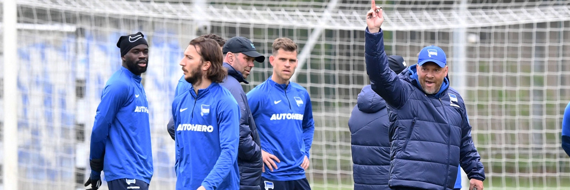 Pal Dardai, Chefcoach von Hertha BSC, schickt Ivan Sunjic wutschnaubend in die Kabine.